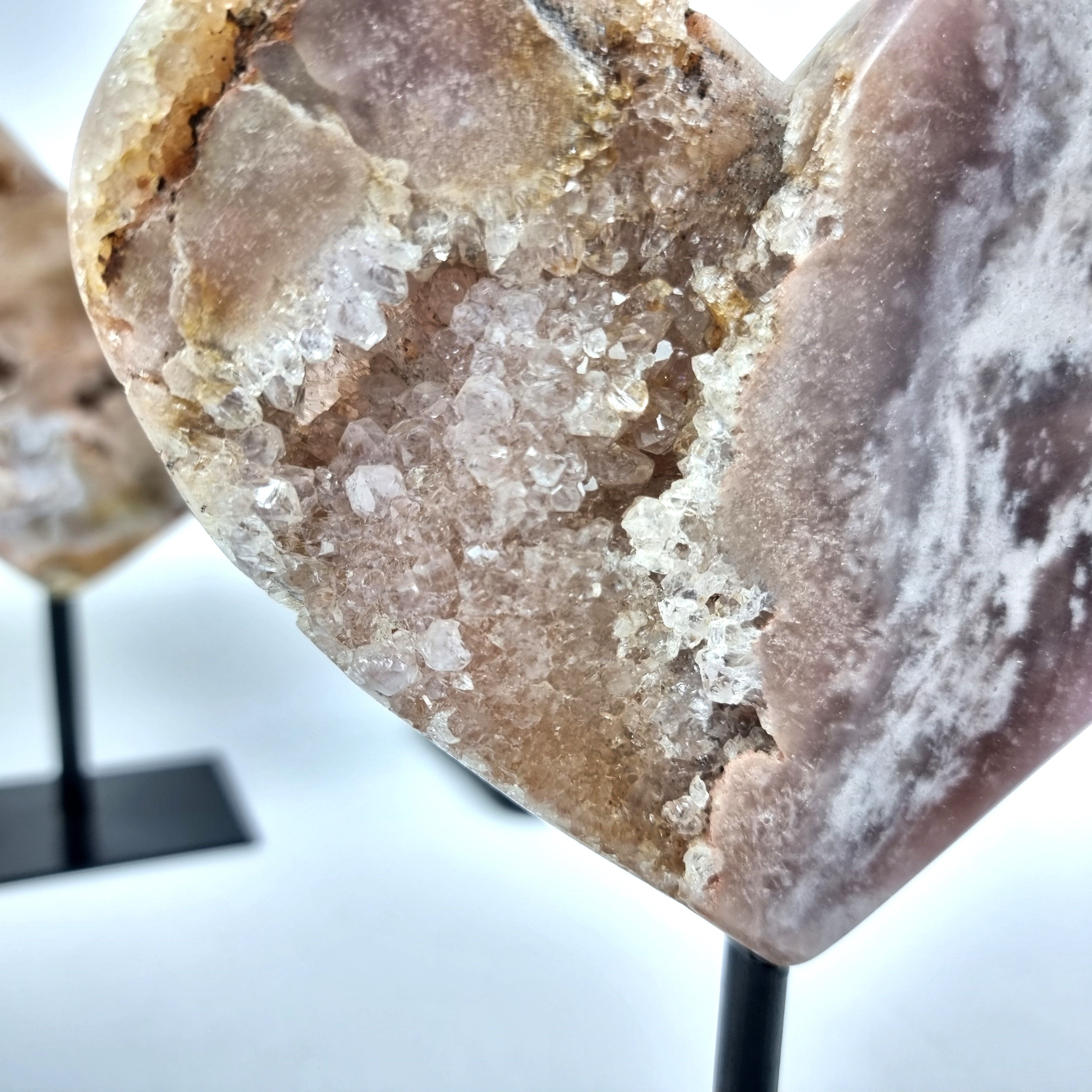 Corazón de Amatista Rosa | Base de hierro Negra | Peso 0,70 kgs, Altura 17 cm | Energía, Belleza y Sofisticación