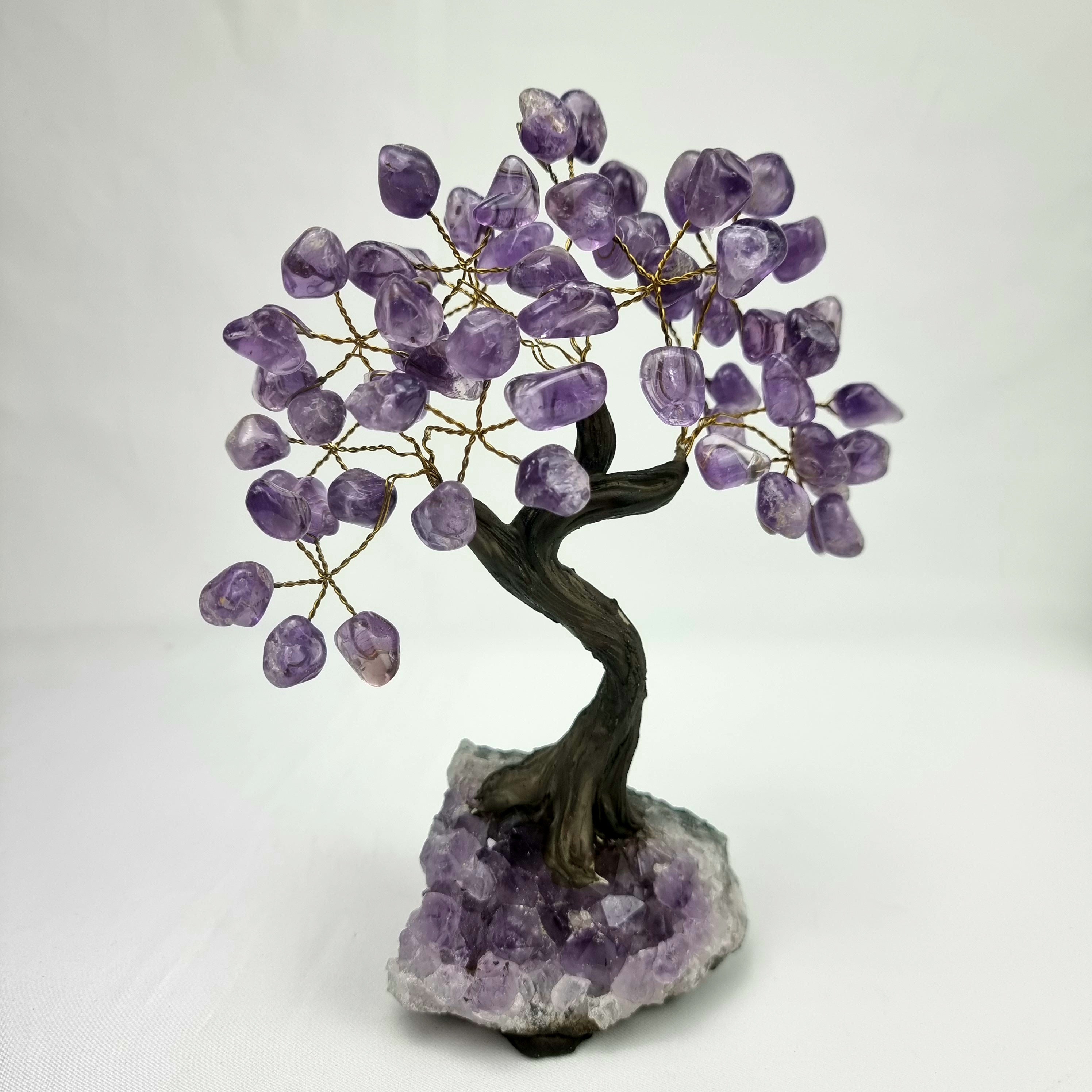 Árbol de piedras preciosas hecho a mano de amatista de 7 pulgadas de alto sobre una base de racimo de cristal, modelo de 60 gemas en total