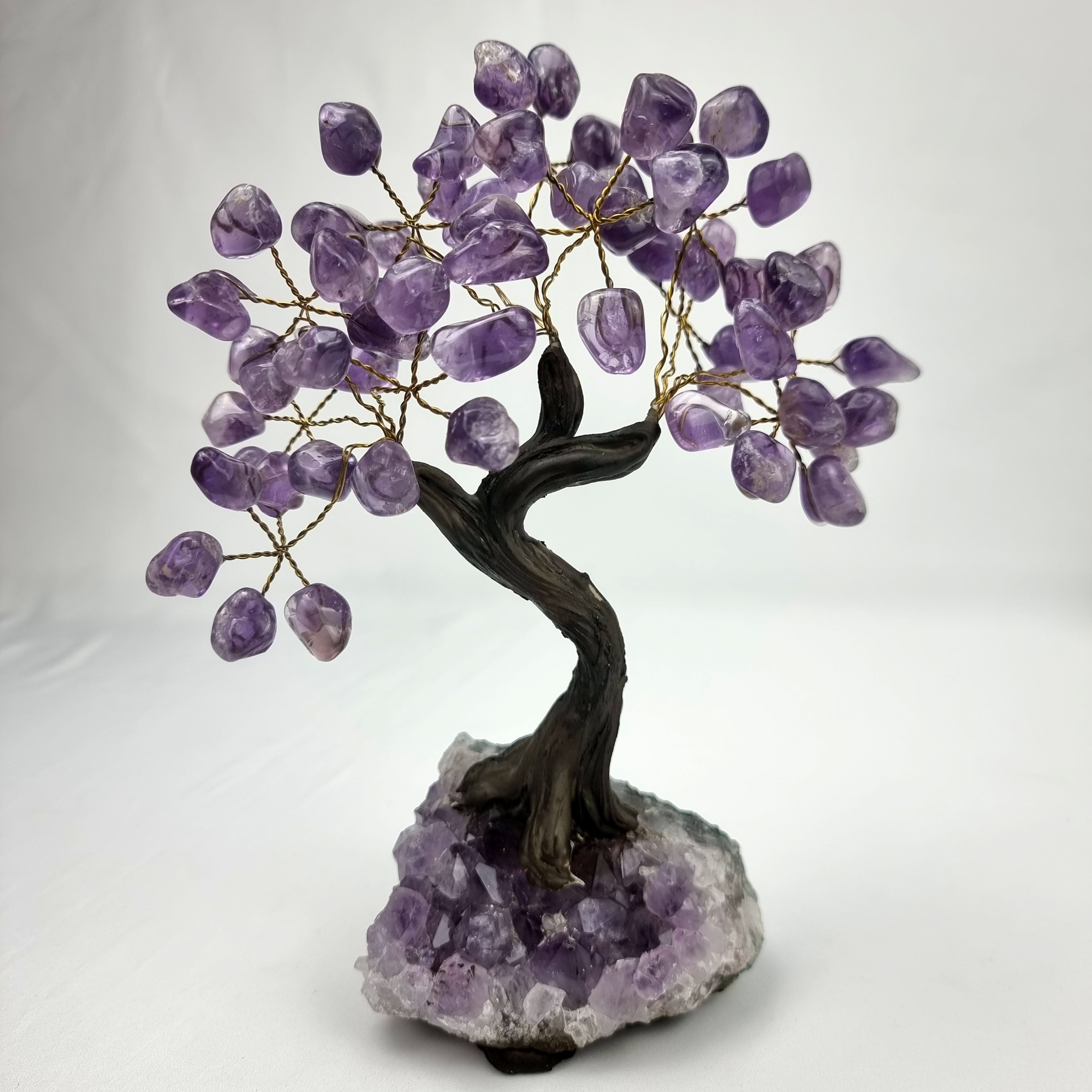 Árbol de piedras preciosas hecho a mano de amatista de 7 pulgadas de alto sobre una base de racimo de cristal, modelo de 60 gemas en total