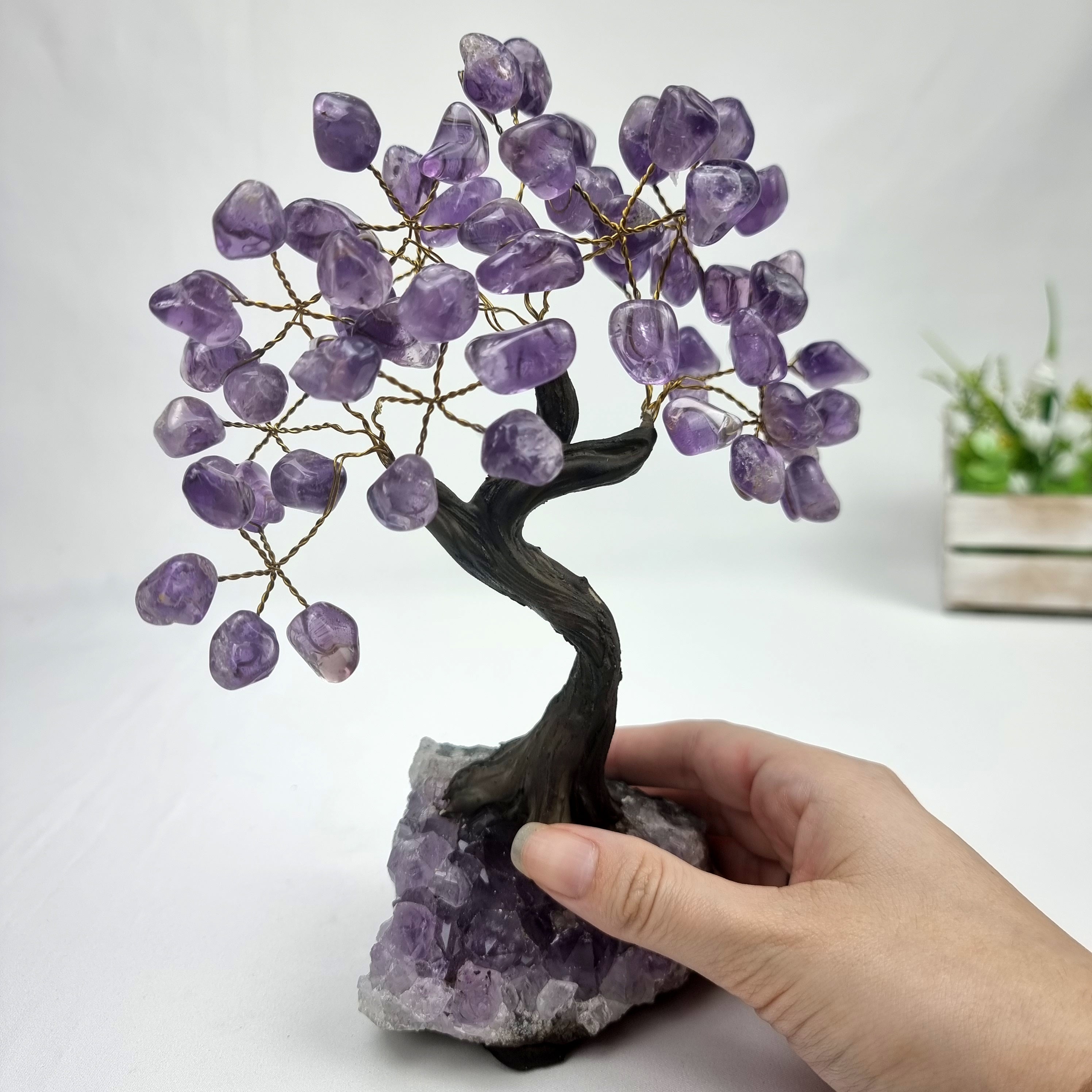 Árbol de piedras preciosas hecho a mano de amatista de 7 pulgadas de alto sobre una base de racimo de cristal, modelo de 60 gemas en total