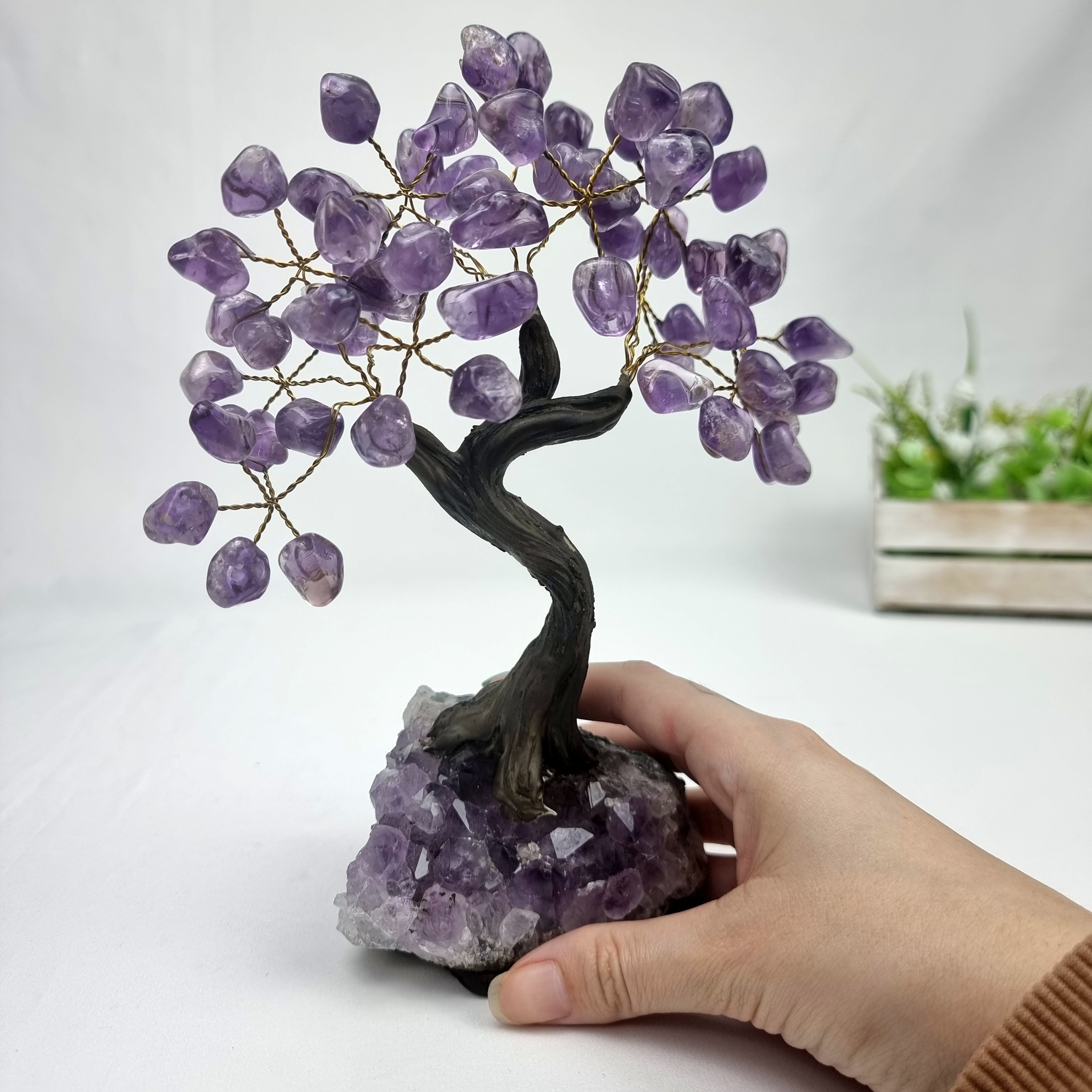 Árbol de piedras preciosas hecho a mano de amatista de 7 pulgadas de alto sobre una base de racimo de cristal, modelo de 60 gemas en total