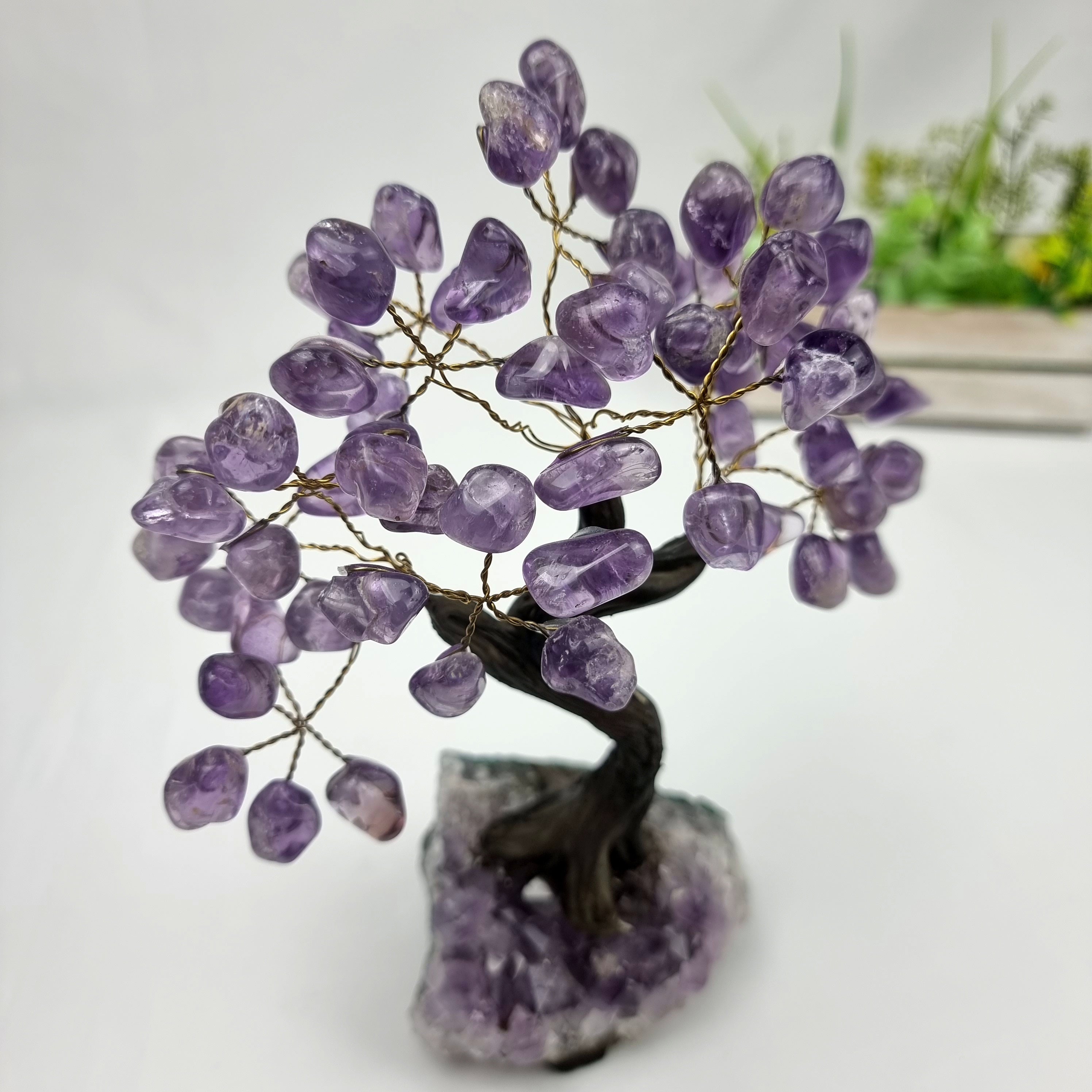 Árbol de piedras preciosas hecho a mano de amatista de 7 pulgadas de alto sobre una base de racimo de cristal, modelo de 60 gemas en total