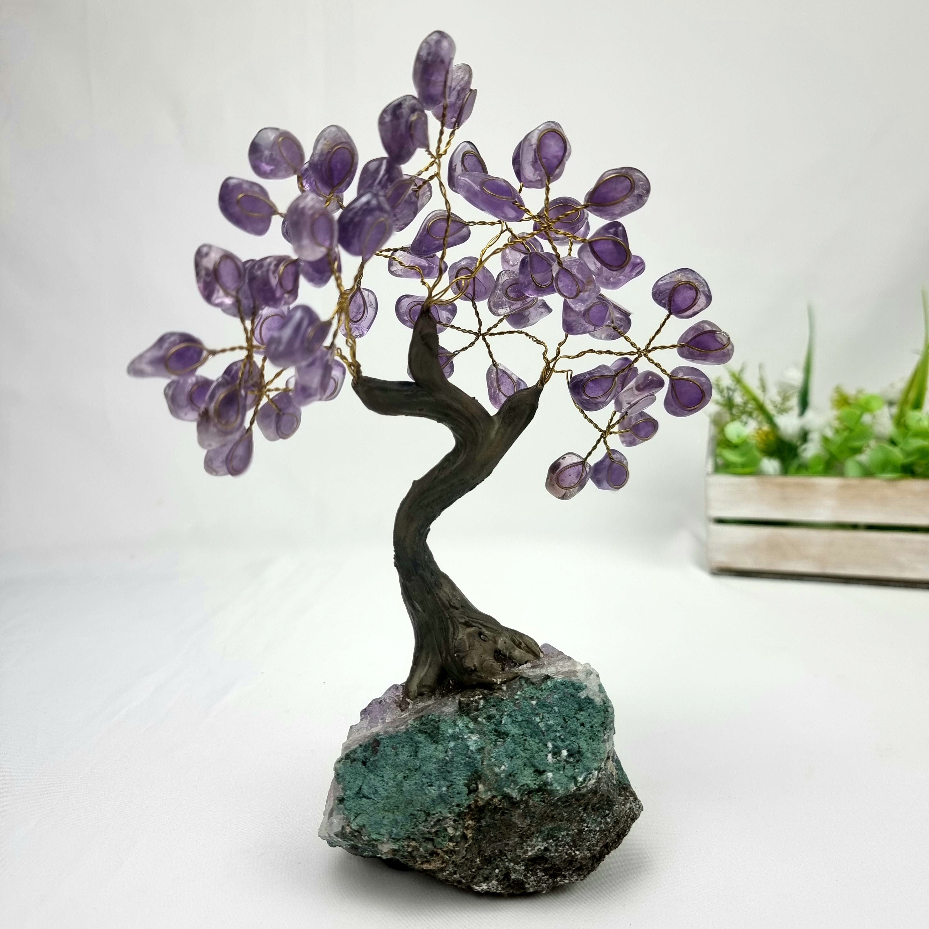 Árbol de piedras preciosas hecho a mano de amatista de 7 pulgadas de alto sobre una base de racimo de cristal, modelo de 60 gemas en total