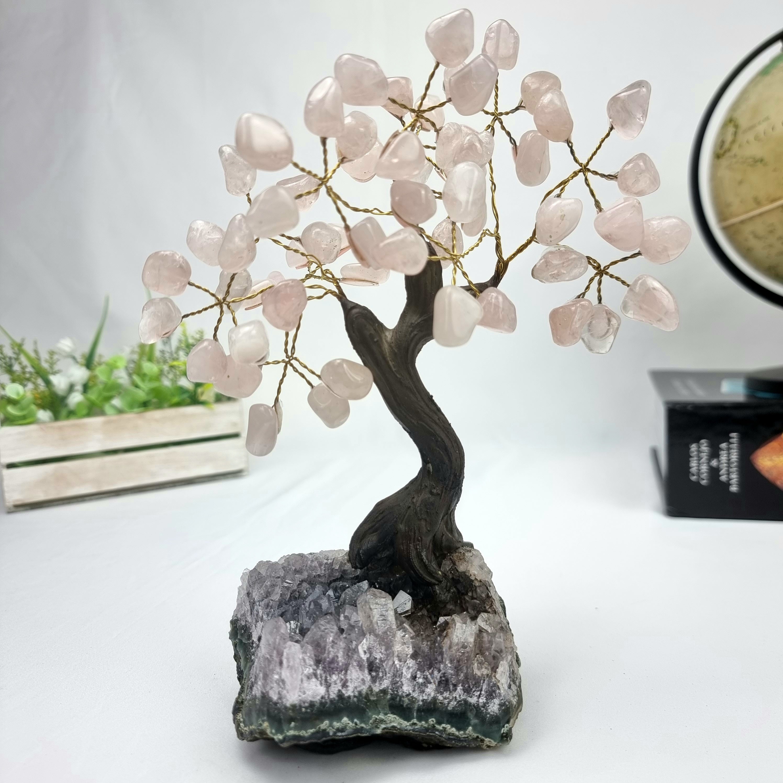 Árbol de piedras preciosas hecho a mano de amatista de 7 pulgadas de alto sobre una base de racimo de cristal, modelo de 60 gemas en total