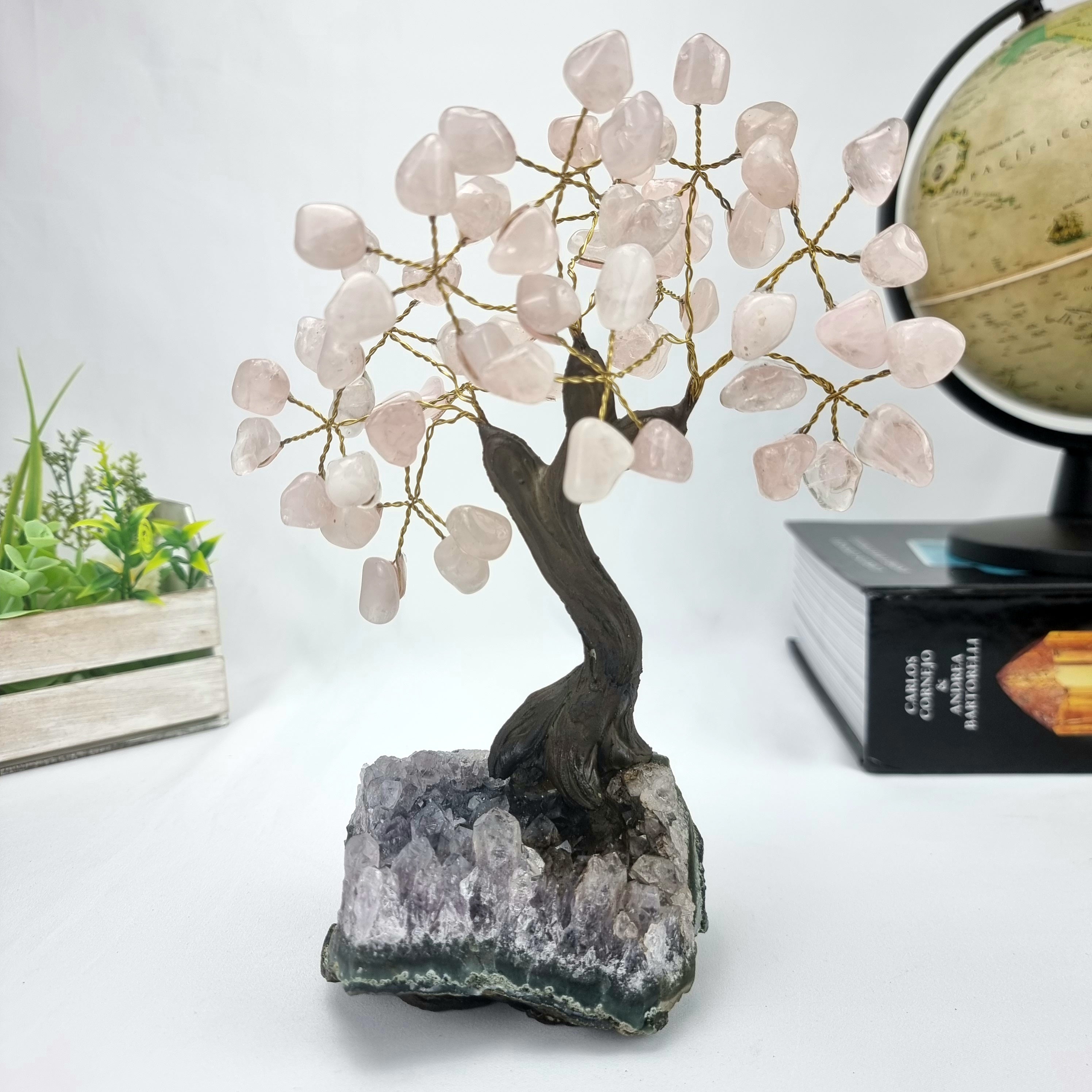 Árbol de piedras preciosas hecho a mano de amatista de 7 pulgadas de alto sobre una base de racimo de cristal, modelo de 60 gemas en total