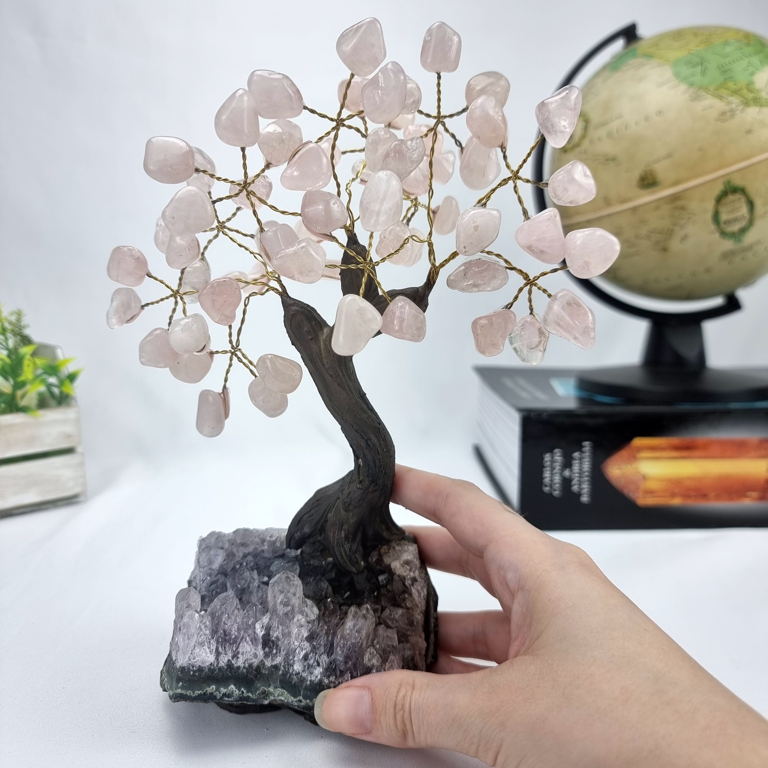 Árbol de piedras preciosas hecho a mano de amatista de 7 pulgadas de alto sobre una base de racimo de cristal, modelo de 60 gemas en total