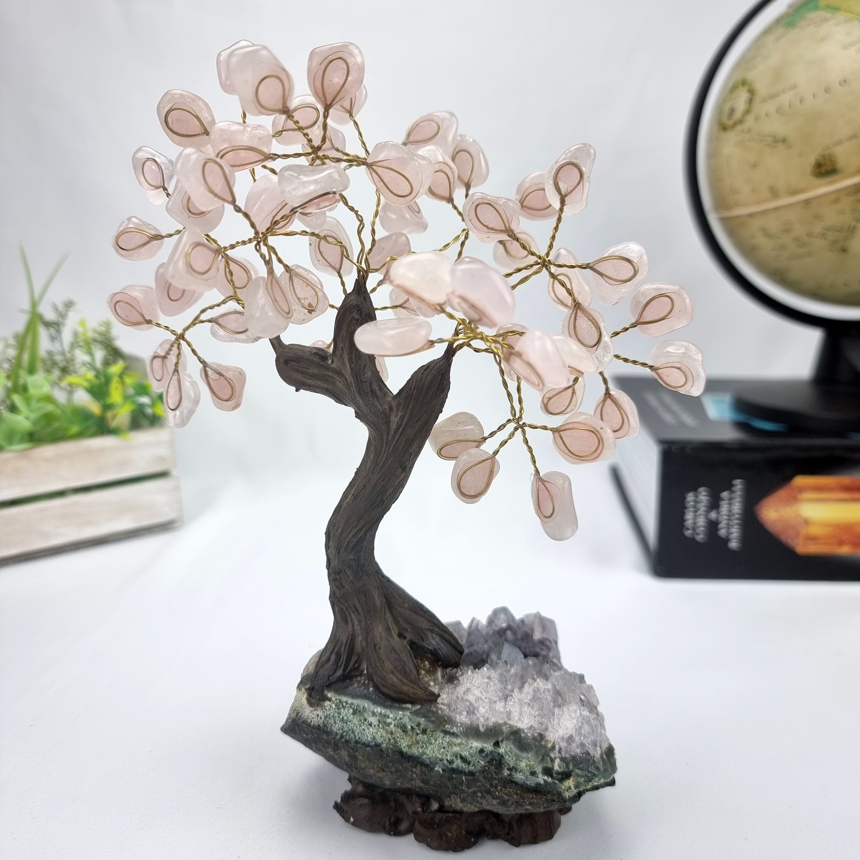 Árbol de piedras preciosas hecho a mano de amatista de 7 pulgadas de alto sobre una base de racimo de cristal, modelo de 60 gemas en total