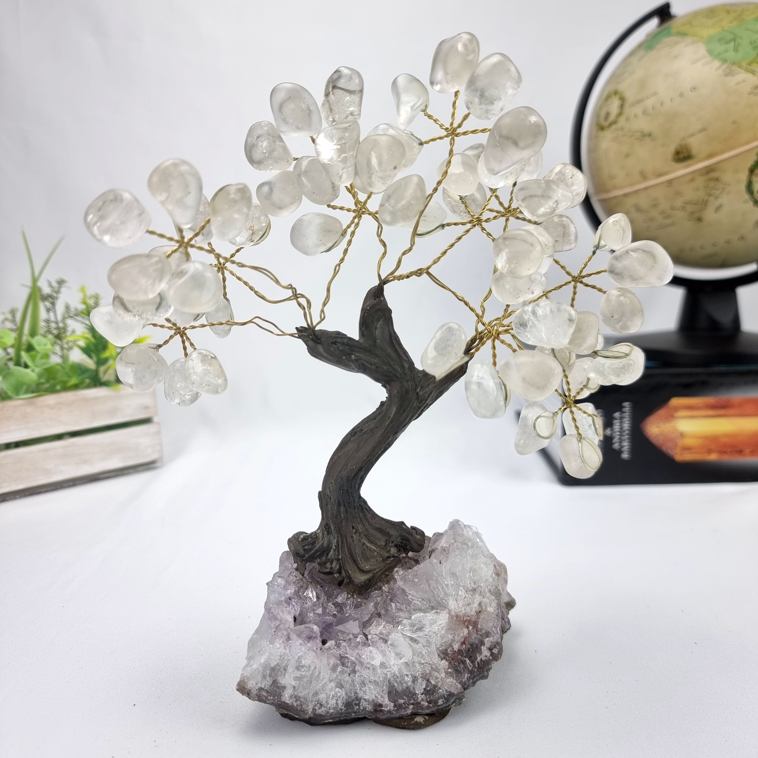 Árbol de piedras preciosas hecho a mano de amatista de 7 pulgadas de alto sobre una base de racimo de cristal, modelo de 60 gemas en total