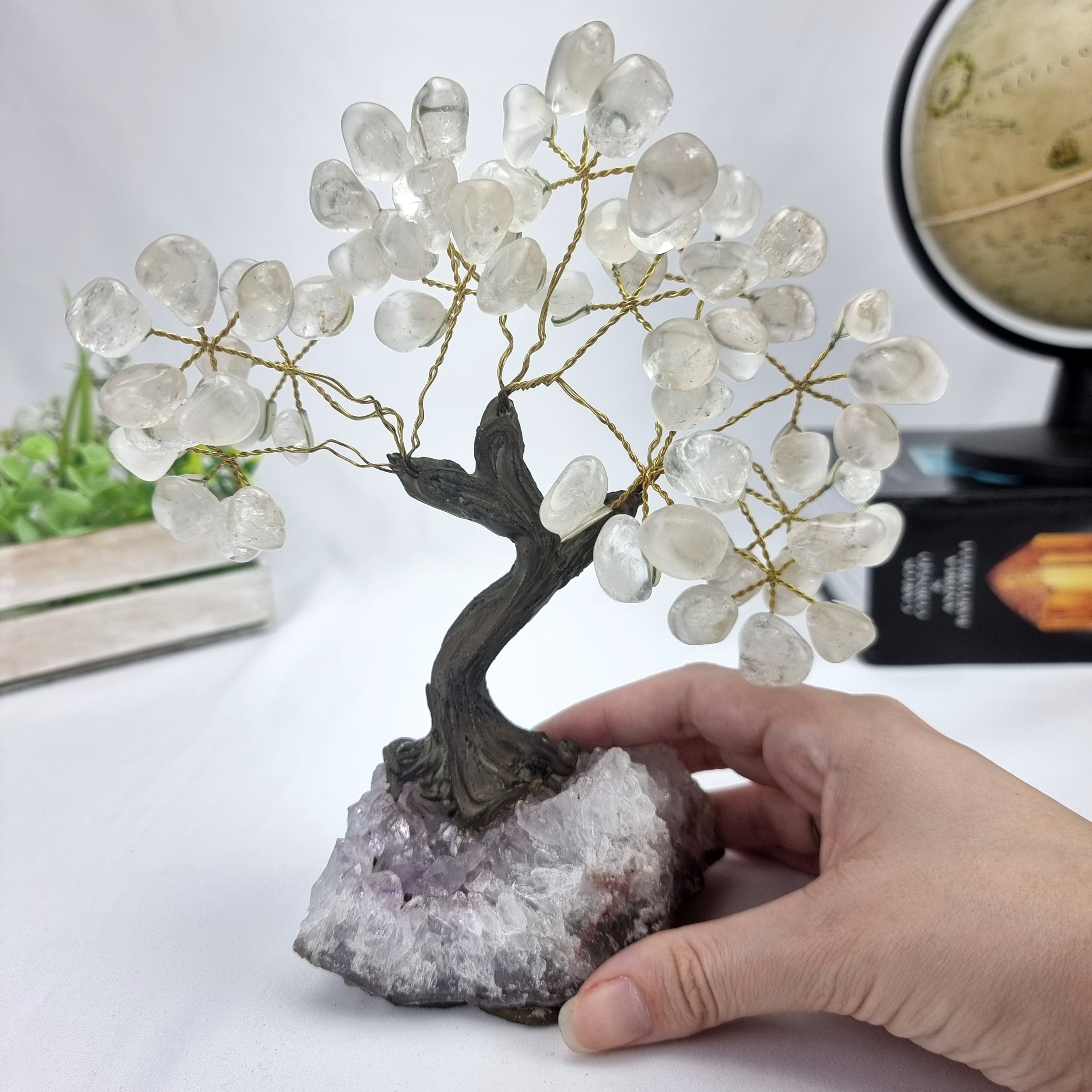 Árbol de piedras preciosas hecho a mano de amatista de 7 pulgadas de alto sobre una base de racimo de cristal, modelo de 60 gemas en total