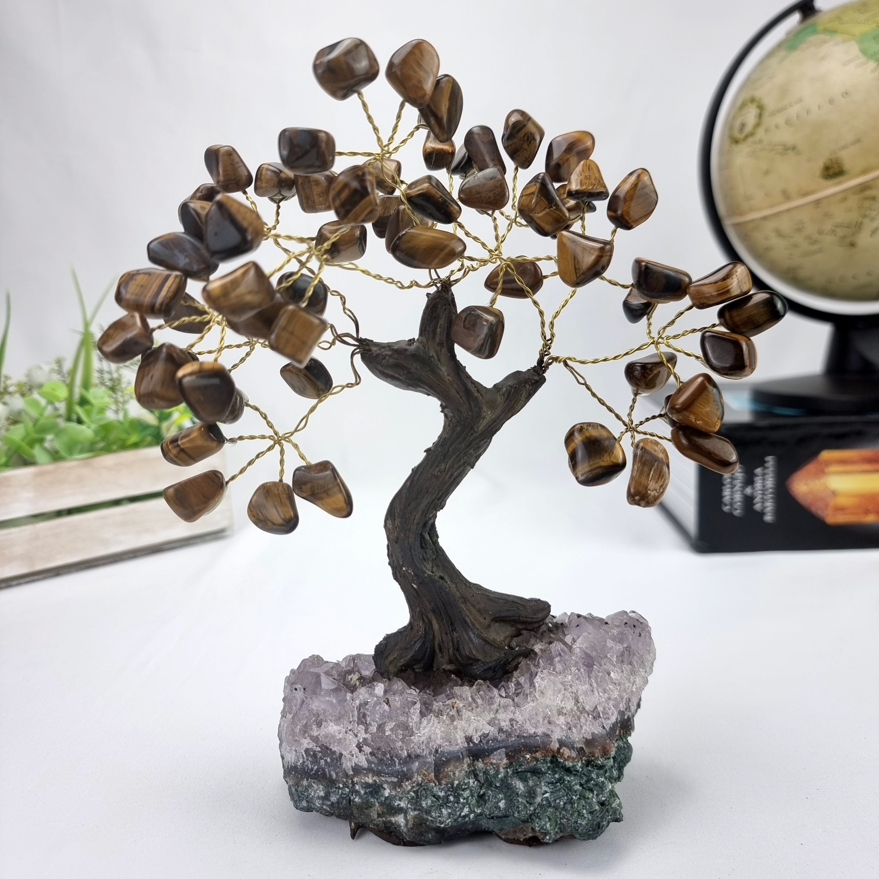 Árbol de piedras preciosas hecho a mano de amatista de 7 pulgadas de alto sobre una base de racimo de cristal, modelo de 60 gemas en total