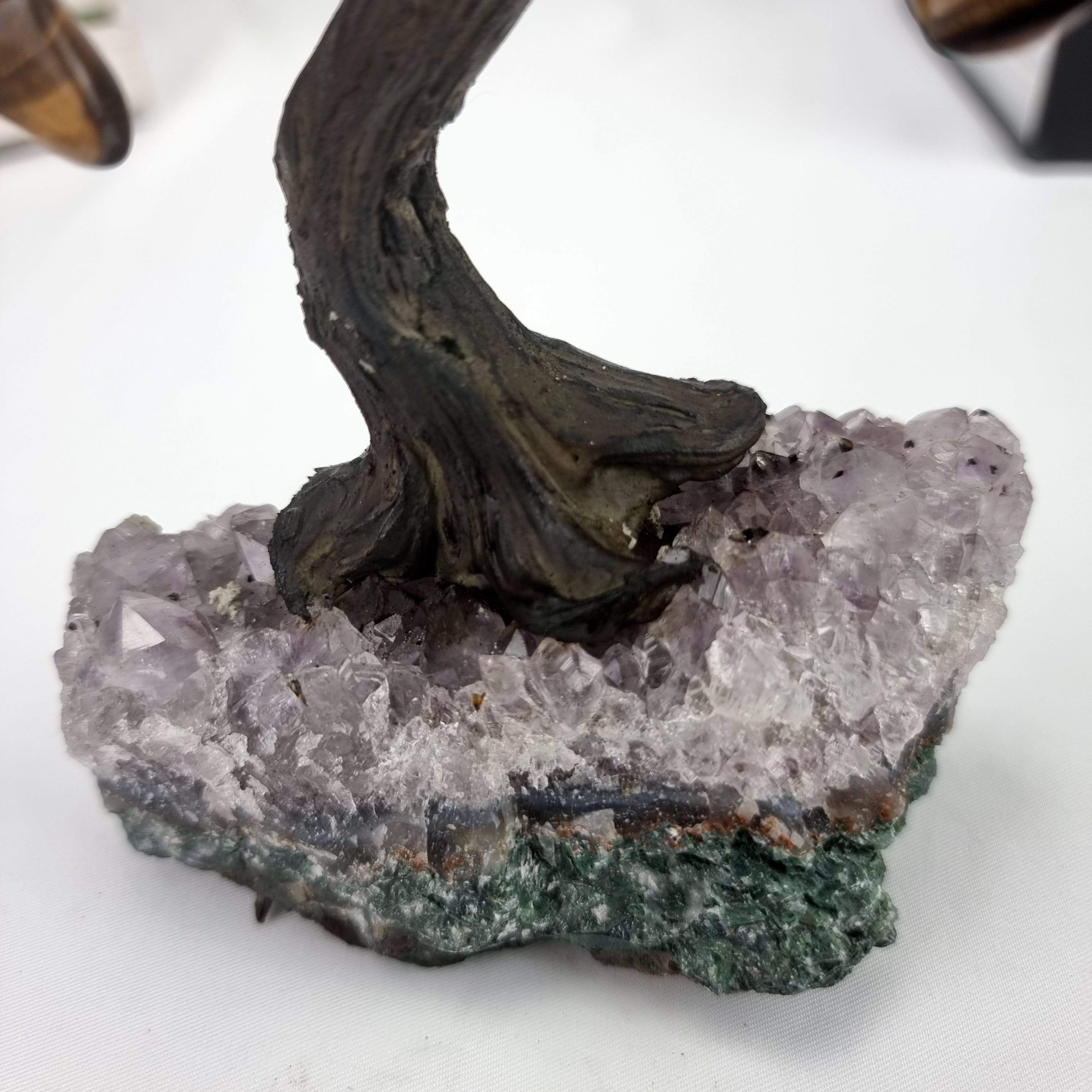 Árbol de piedras preciosas hecho a mano de amatista de 7 pulgadas de alto sobre una base de racimo de cristal, modelo de 60 gemas en total