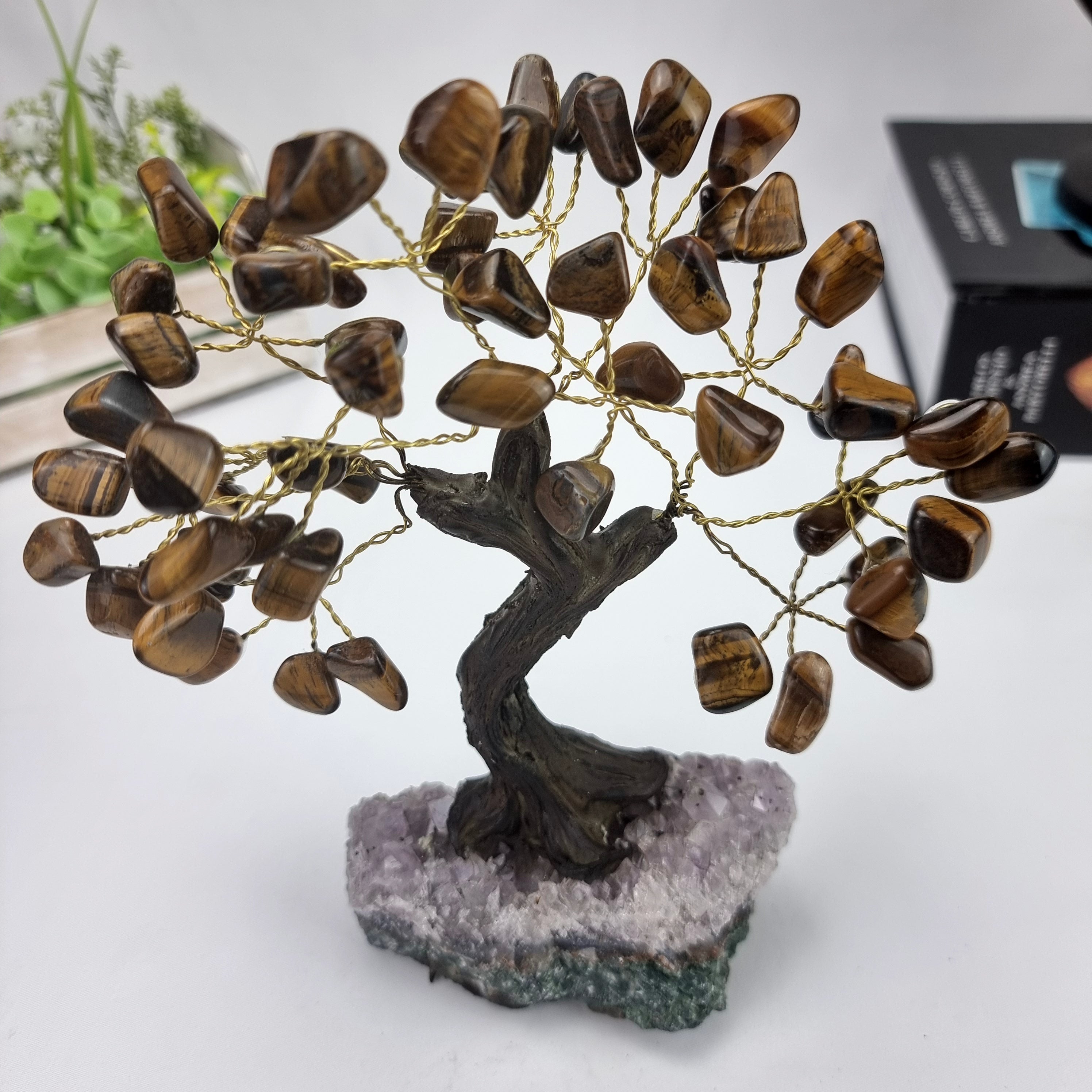 Árbol de piedras preciosas hecho a mano de amatista de 7 pulgadas de alto sobre una base de racimo de cristal, modelo de 60 gemas en total