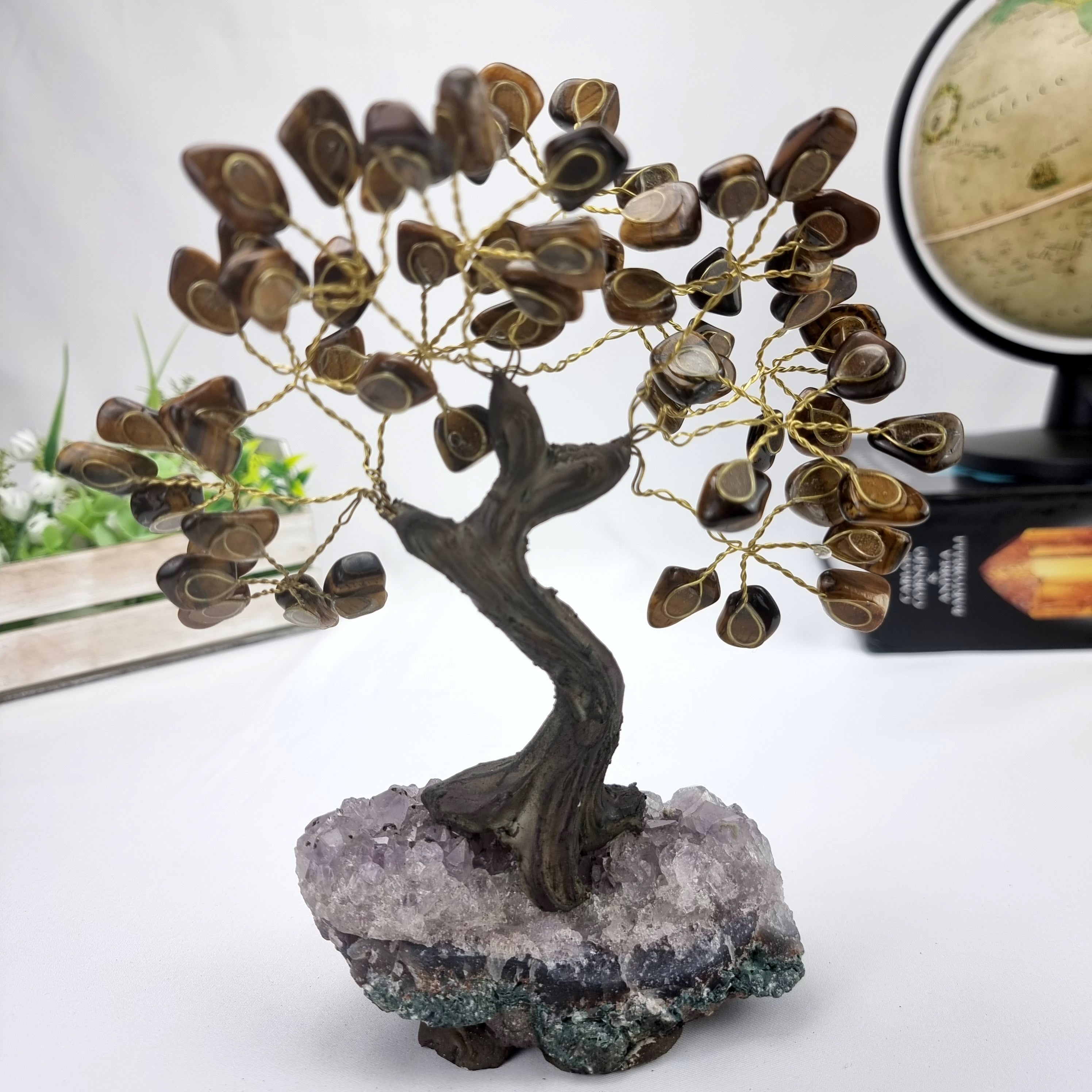 Árbol de piedras preciosas hecho a mano de amatista de 7 pulgadas de alto sobre una base de racimo de cristal, modelo de 60 gemas en total