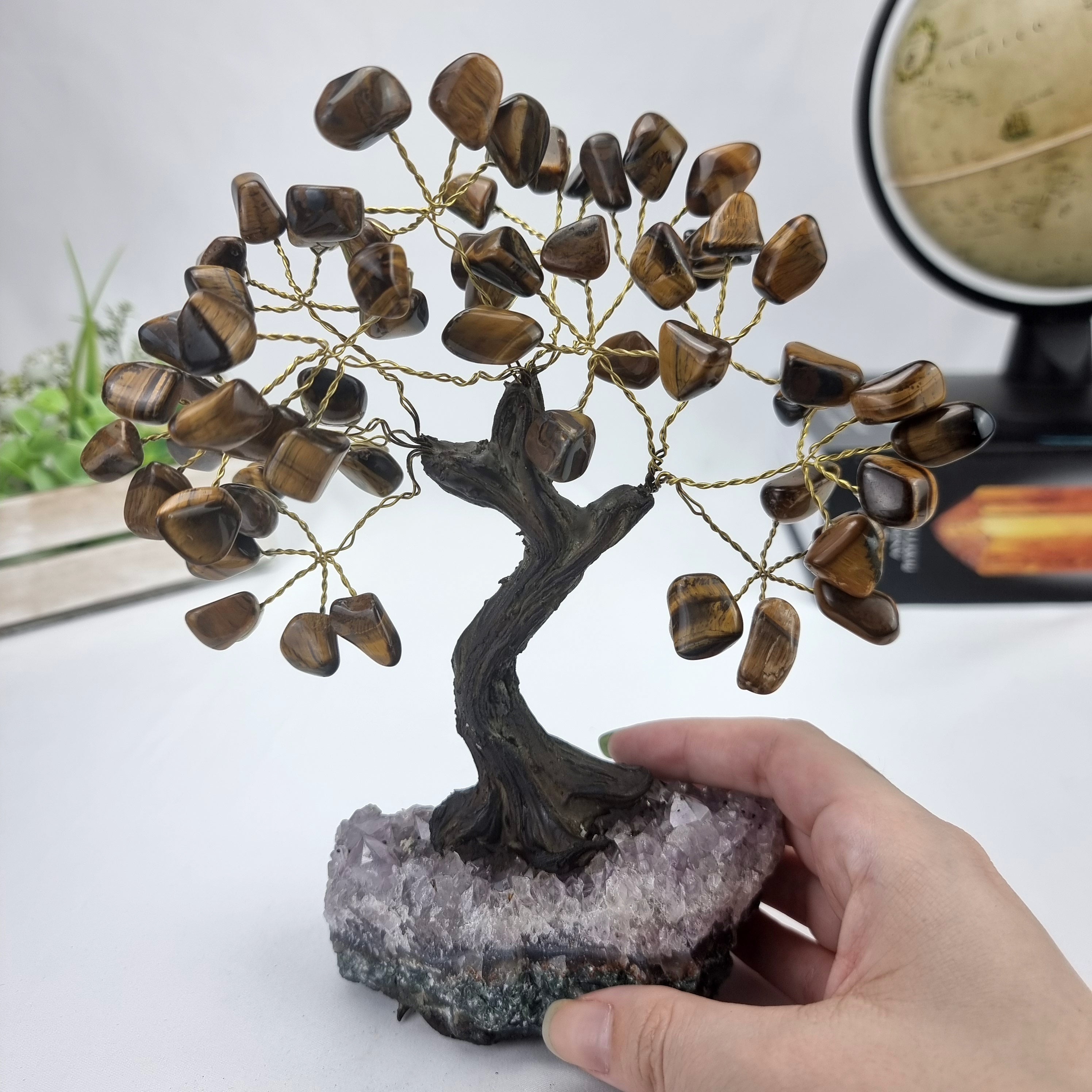 Árbol de piedras preciosas hecho a mano de amatista de 7 pulgadas de alto sobre una base de racimo de cristal, modelo de 60 gemas en total