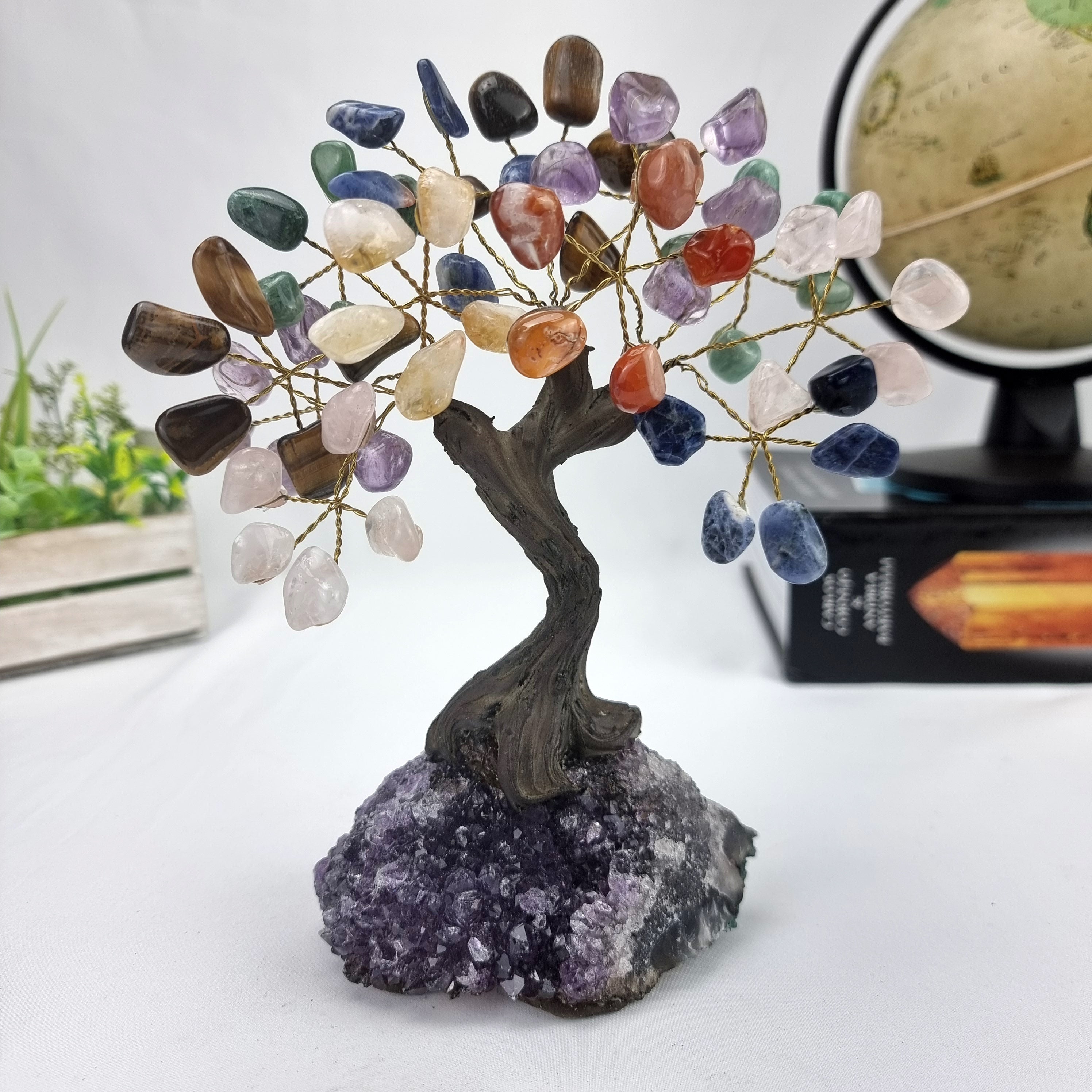 Árbol de piedras preciosas hecho a mano de amatista de 7 pulgadas de alto sobre una base de racimo de cristal, modelo de 60 gemas en total