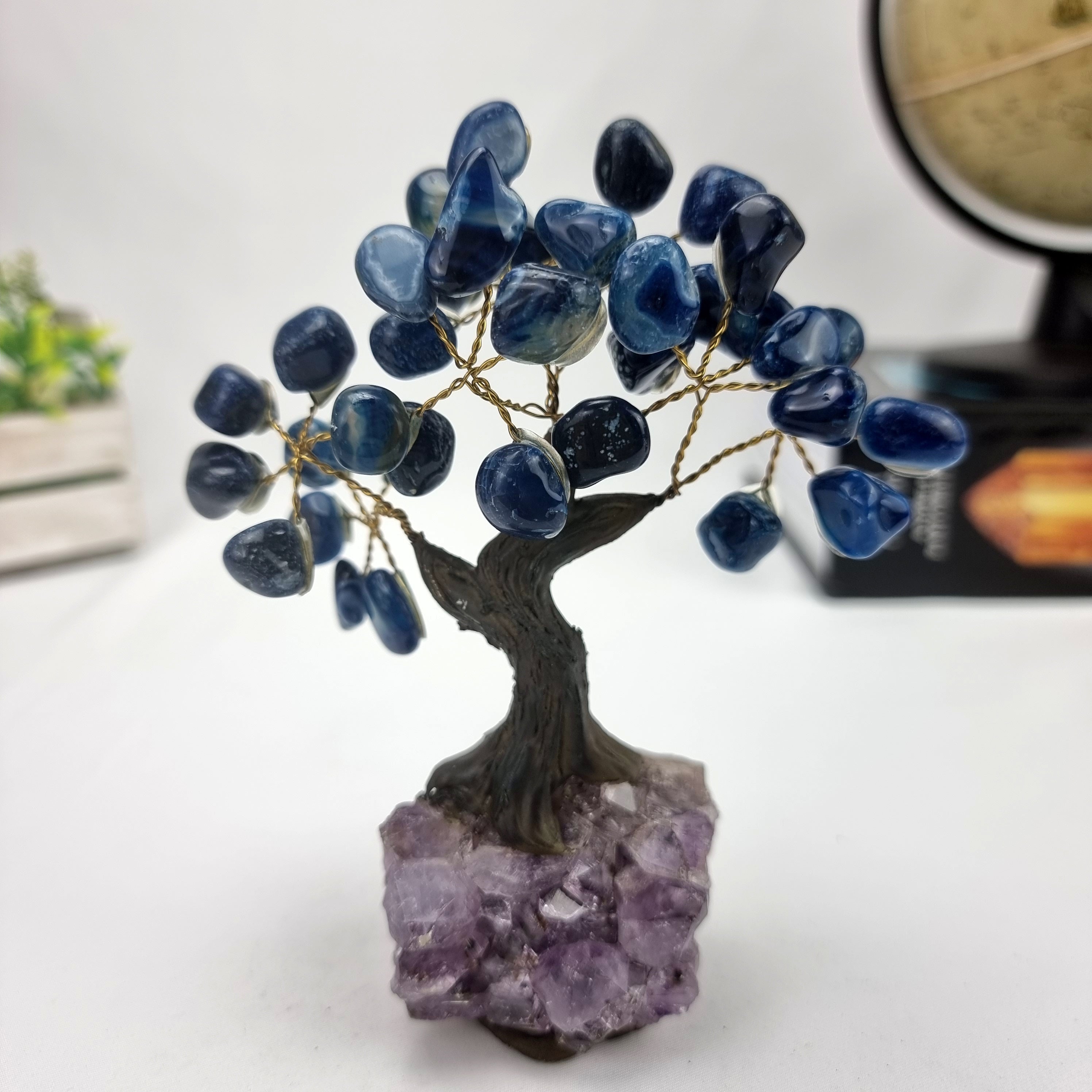 Árbol de piedras preciosas hecho a mano de 5 pulgadas de alto con 7 chakras sobre una base de racimo de cristal, modelo de 35 gemas en total