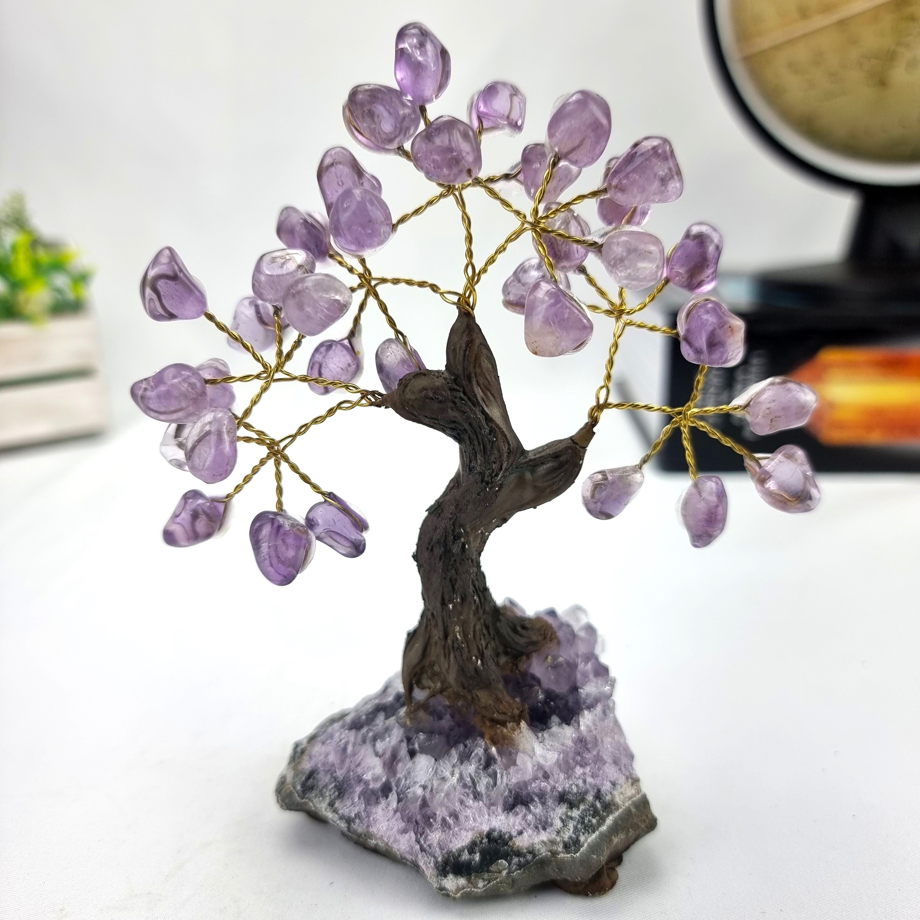 Árbol de piedras preciosas hecho a mano de 5 pulgadas de alto con 7 chakras sobre una base de racimo de cristal, modelo de 35 gemas en total