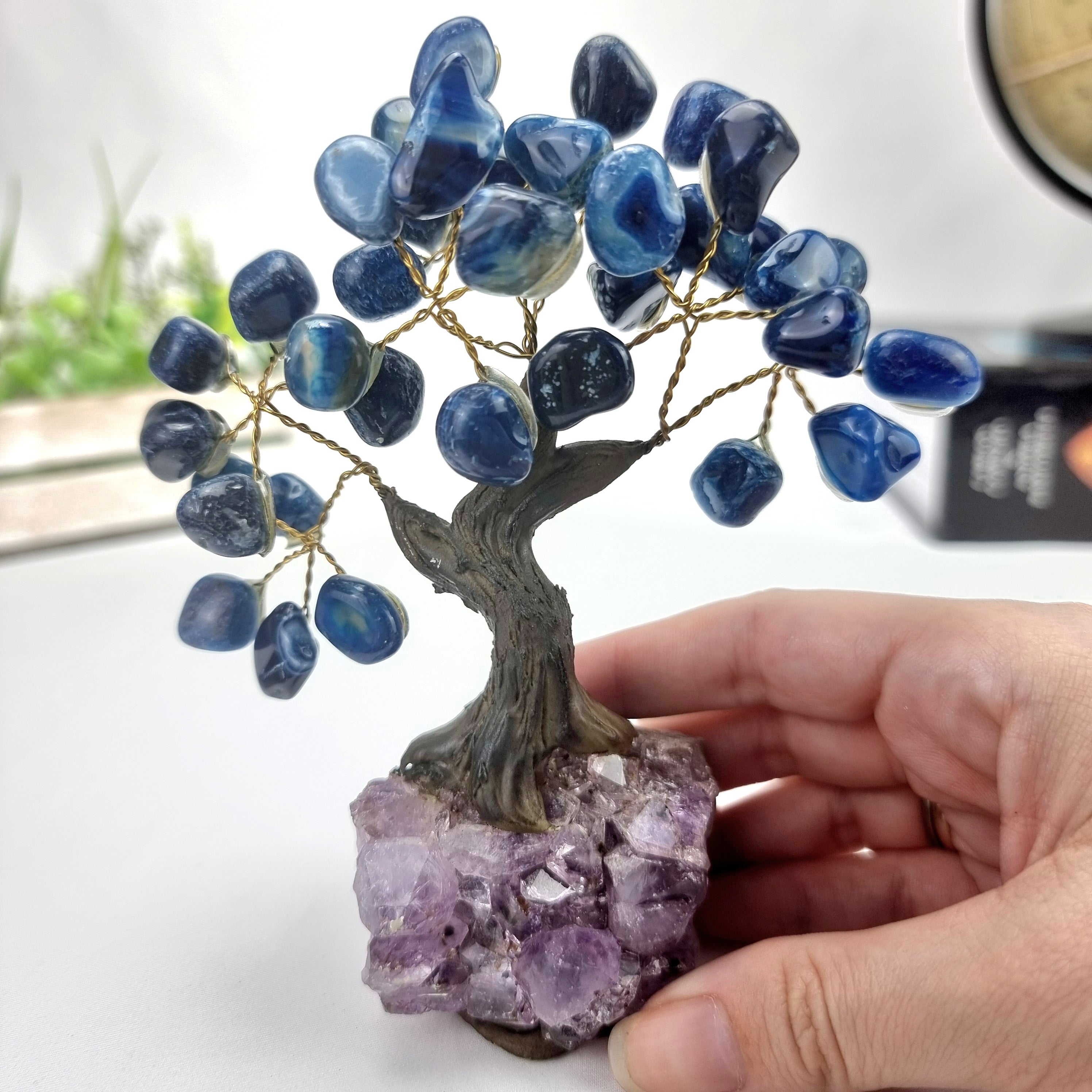 Árbol de piedras preciosas hecho a mano de 5 pulgadas de alto con 7 chakras sobre una base de racimo de cristal, modelo de 35 gemas en total