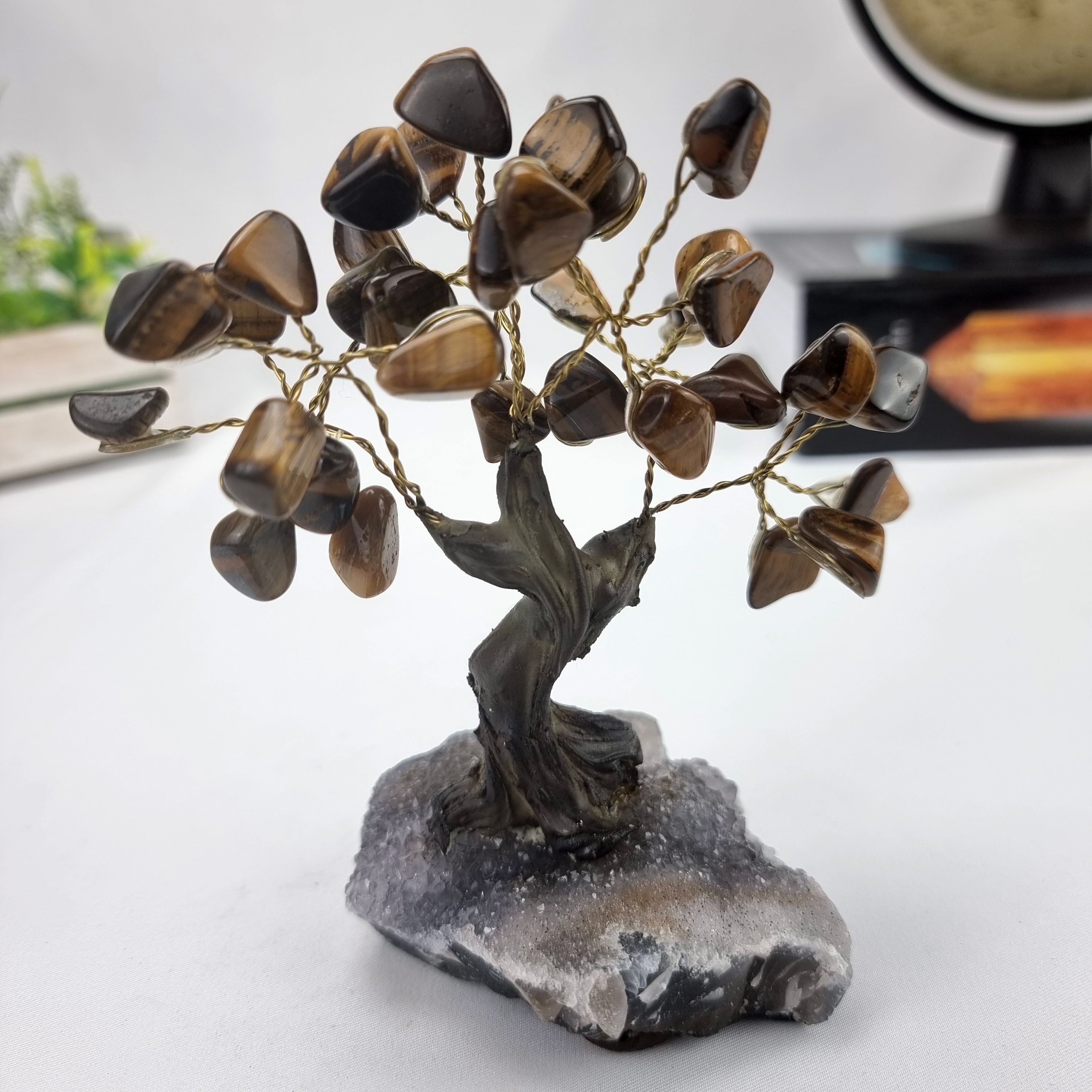 Árbol de piedras preciosas hecho a mano de 5 pulgadas de alto con 7 chakras sobre una base de racimo de cristal, modelo de 35 gemas en total