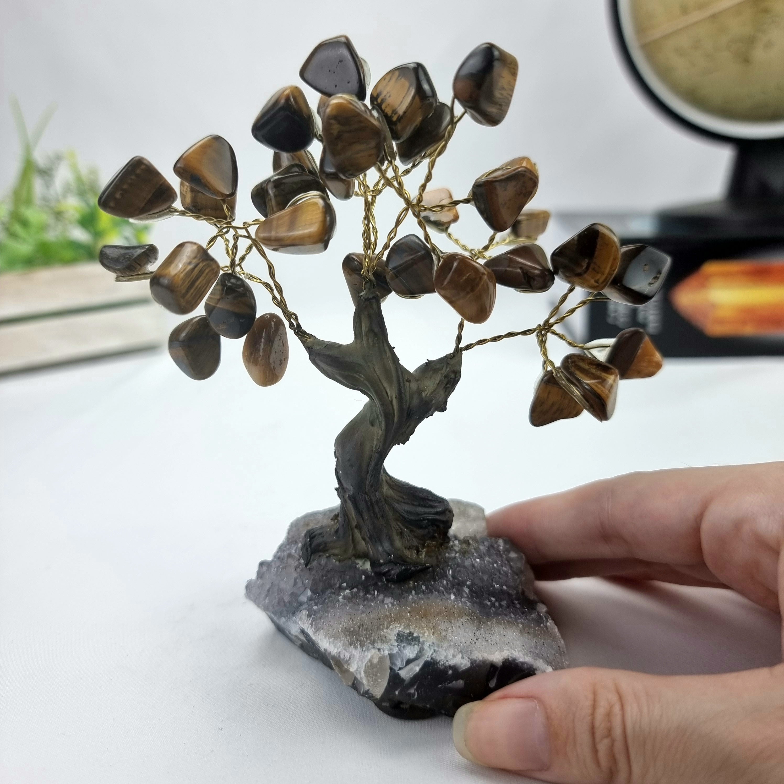 Árbol de piedras preciosas hecho a mano de 5 pulgadas de alto con 7 chakras sobre una base de racimo de cristal, modelo de 35 gemas en total