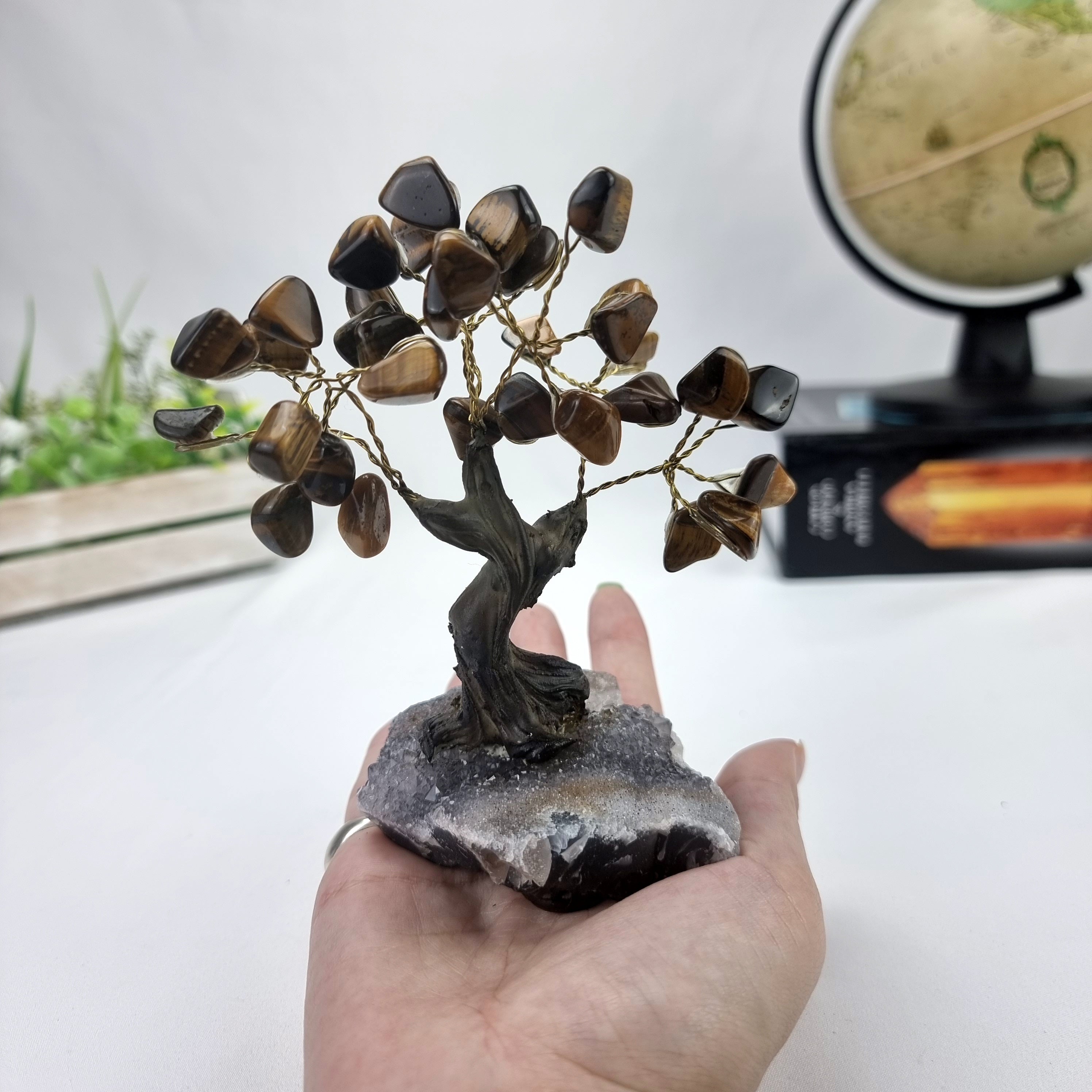 Árbol de piedras preciosas hecho a mano de 5 pulgadas de alto con 7 chakras sobre una base de racimo de cristal, modelo de 35 gemas en total