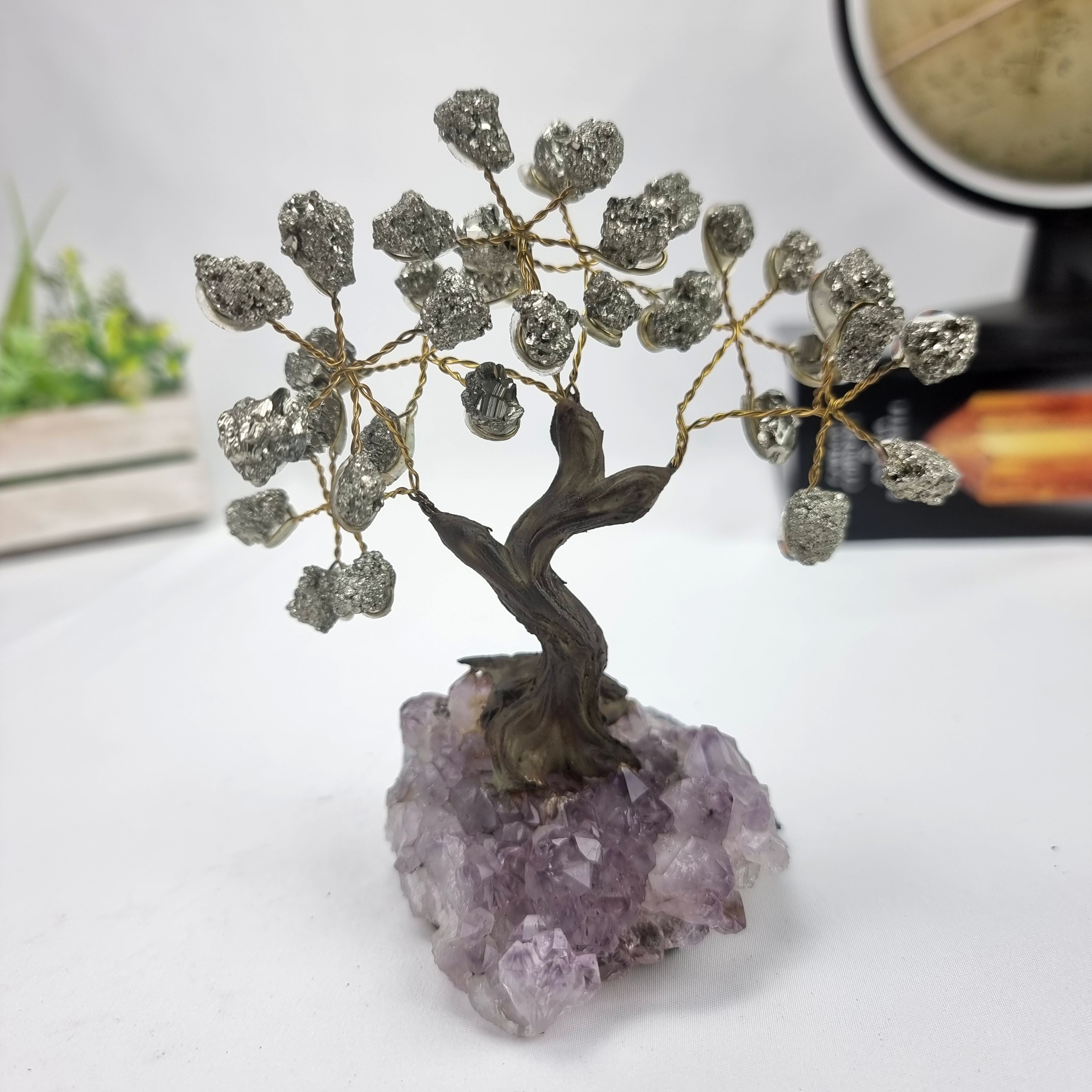 Árbol de piedras preciosas hecho a mano de 5 pulgadas de alto con 7 chakras sobre una base de racimo de cristal, modelo de 35 gemas en total