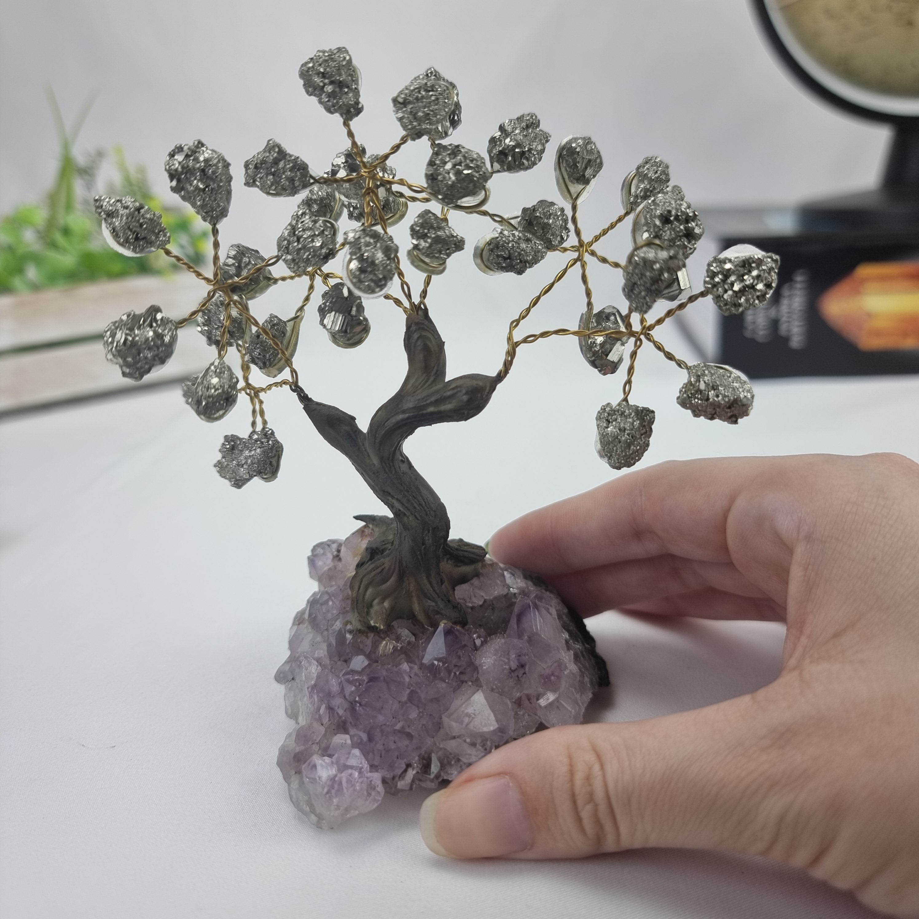 Árbol de piedras preciosas hecho a mano de 5 pulgadas de alto con 7 chakras sobre una base de racimo de cristal, modelo de 35 gemas en total