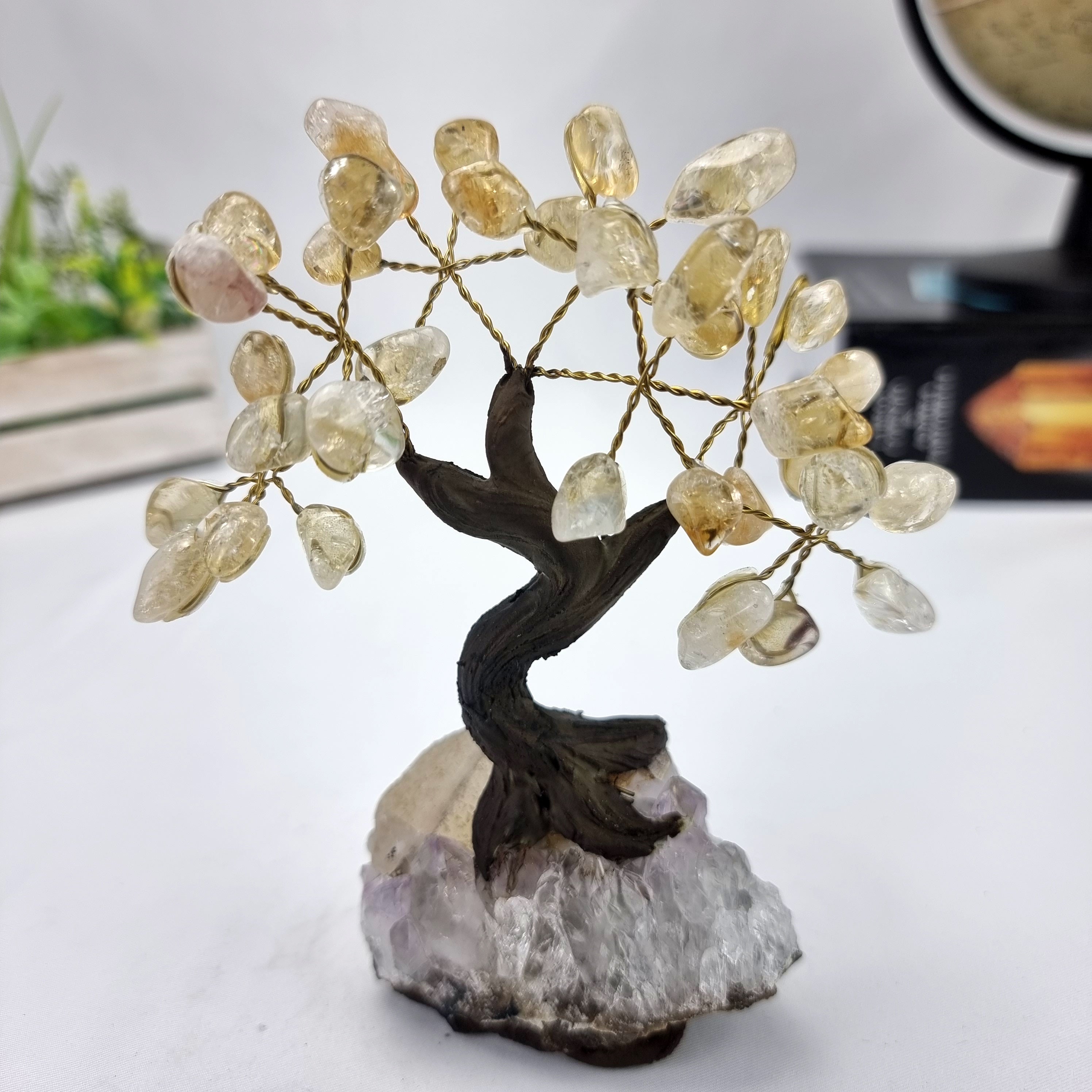 Árbol de piedras preciosas hecho a mano de 5 pulgadas de alto con 7 chakras sobre una base de racimo de cristal, modelo de 35 gemas en total