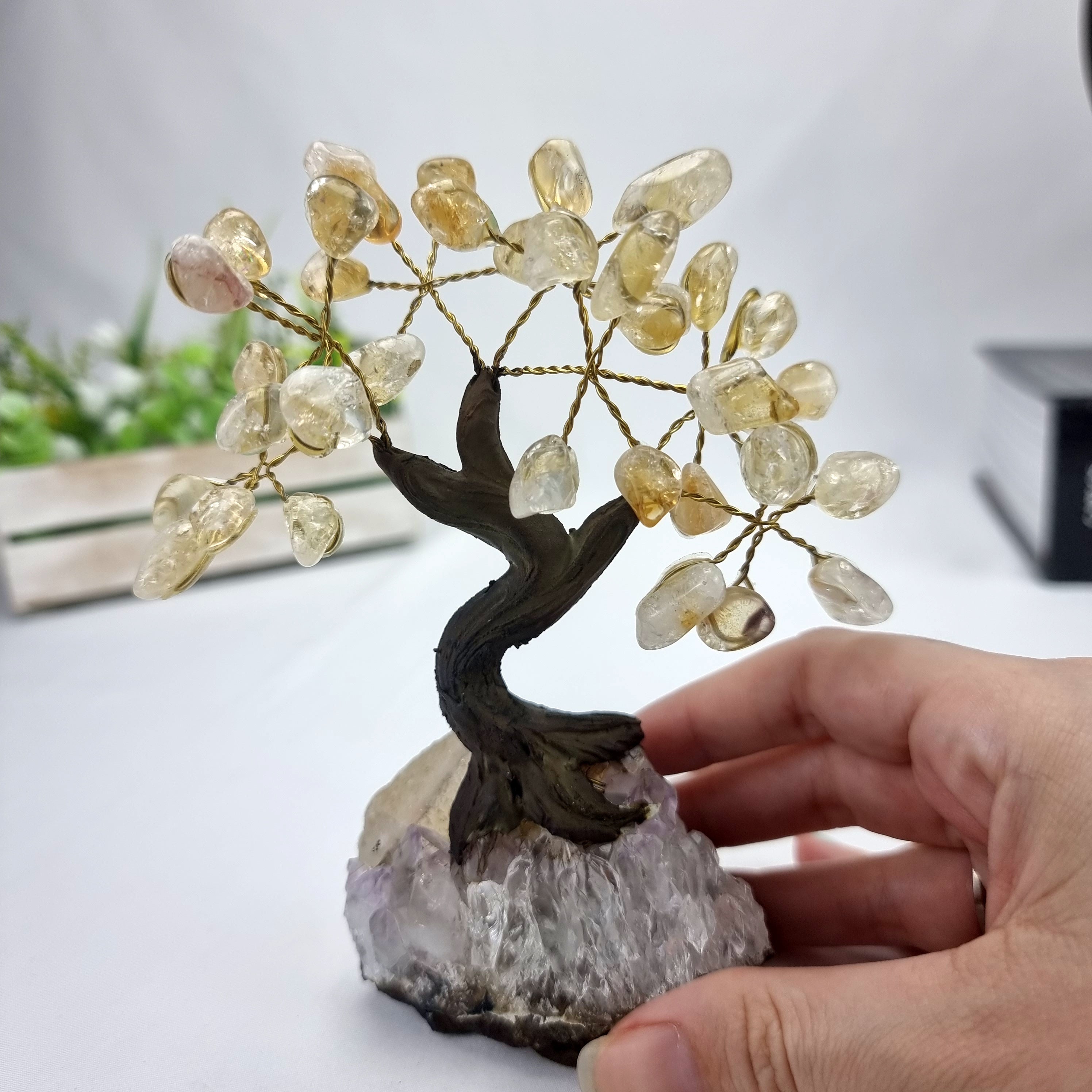 Árbol de piedras preciosas hecho a mano de 5 pulgadas de alto con 7 chakras sobre una base de racimo de cristal, modelo de 35 gemas en total