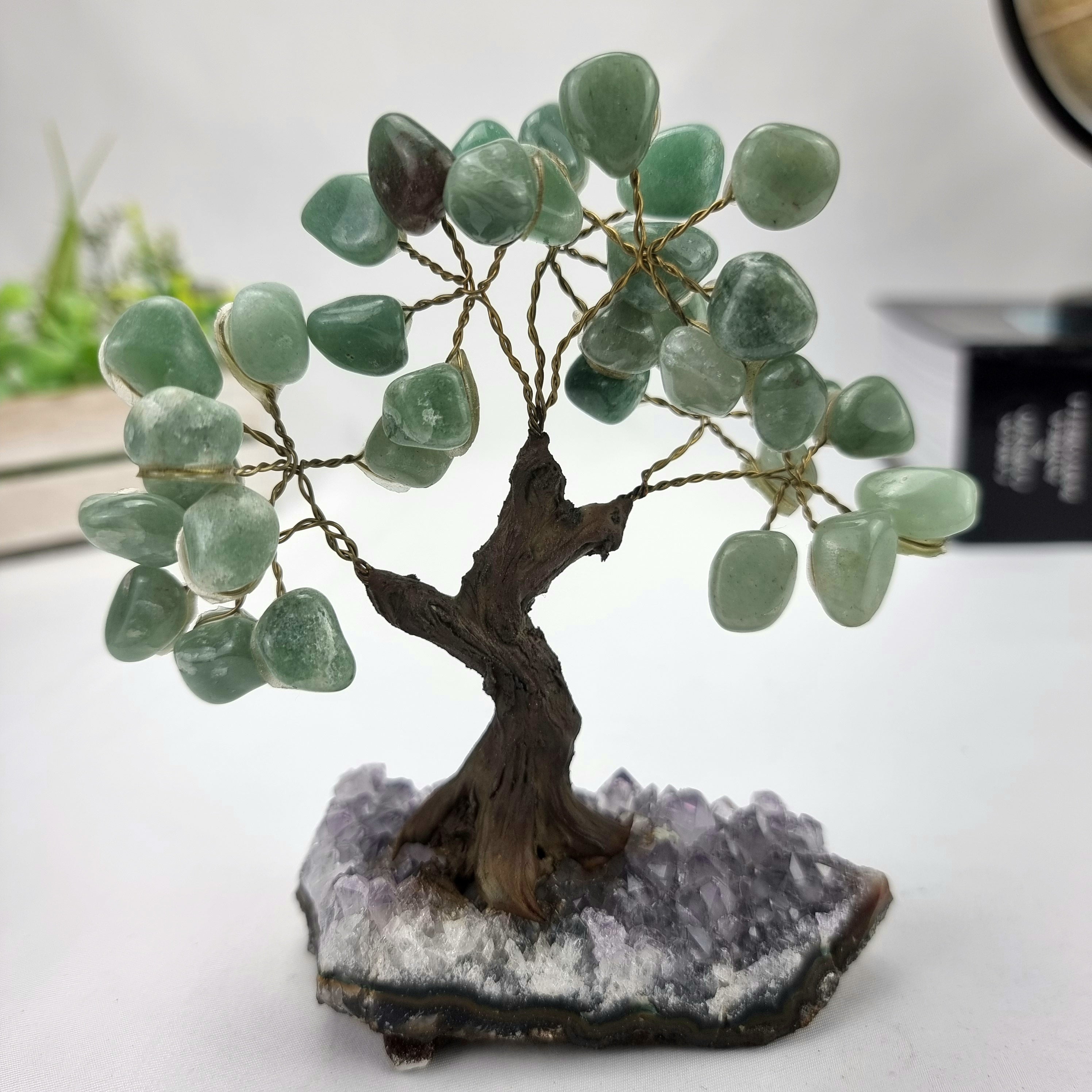 Árbol de piedras preciosas hecho a mano de 5 pulgadas de alto con 7 chakras sobre una base de racimo de cristal, modelo de 35 gemas en total