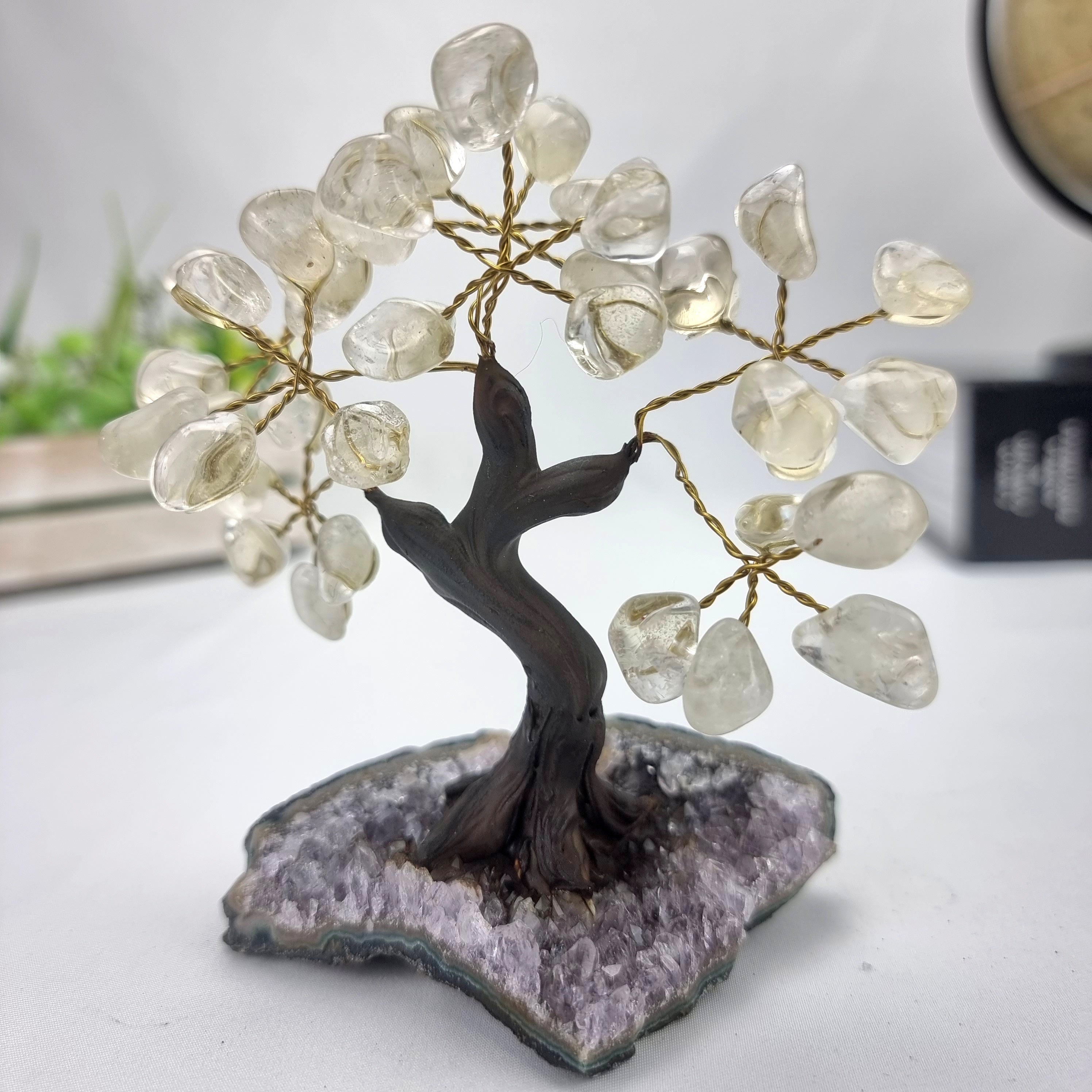 Árbol de piedras preciosas hecho a mano de 5 pulgadas de alto con 7 chakras sobre una base de racimo de cristal, modelo de 35 gemas en total