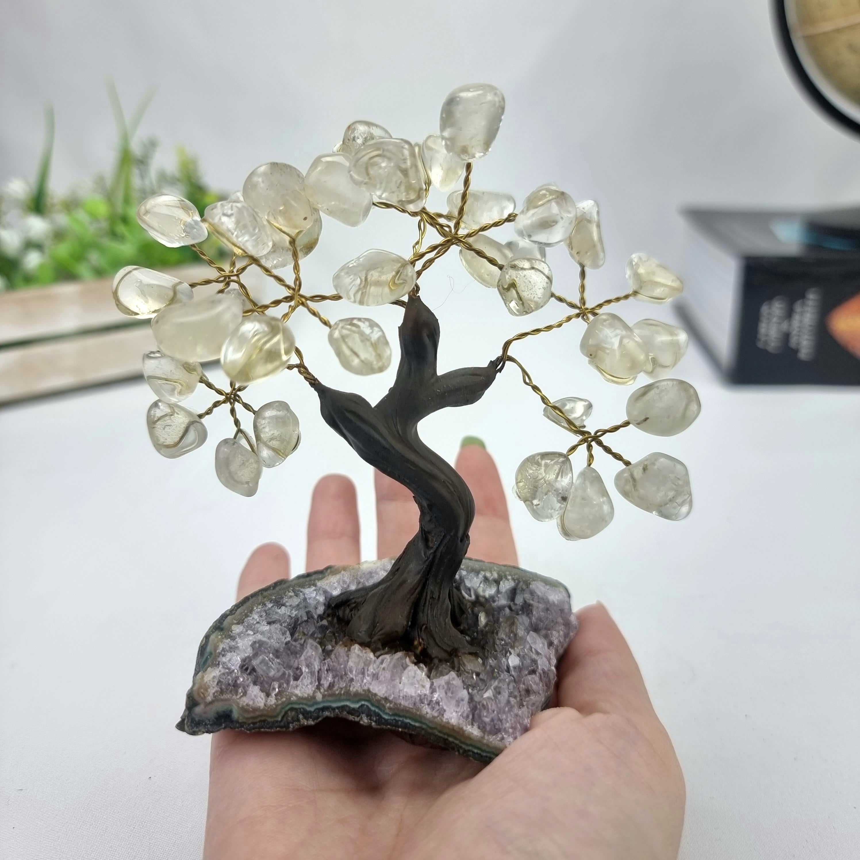 Árbol de piedras preciosas hecho a mano de 5 pulgadas de alto con 7 chakras sobre una base de racimo de cristal, modelo de 35 gemas en total