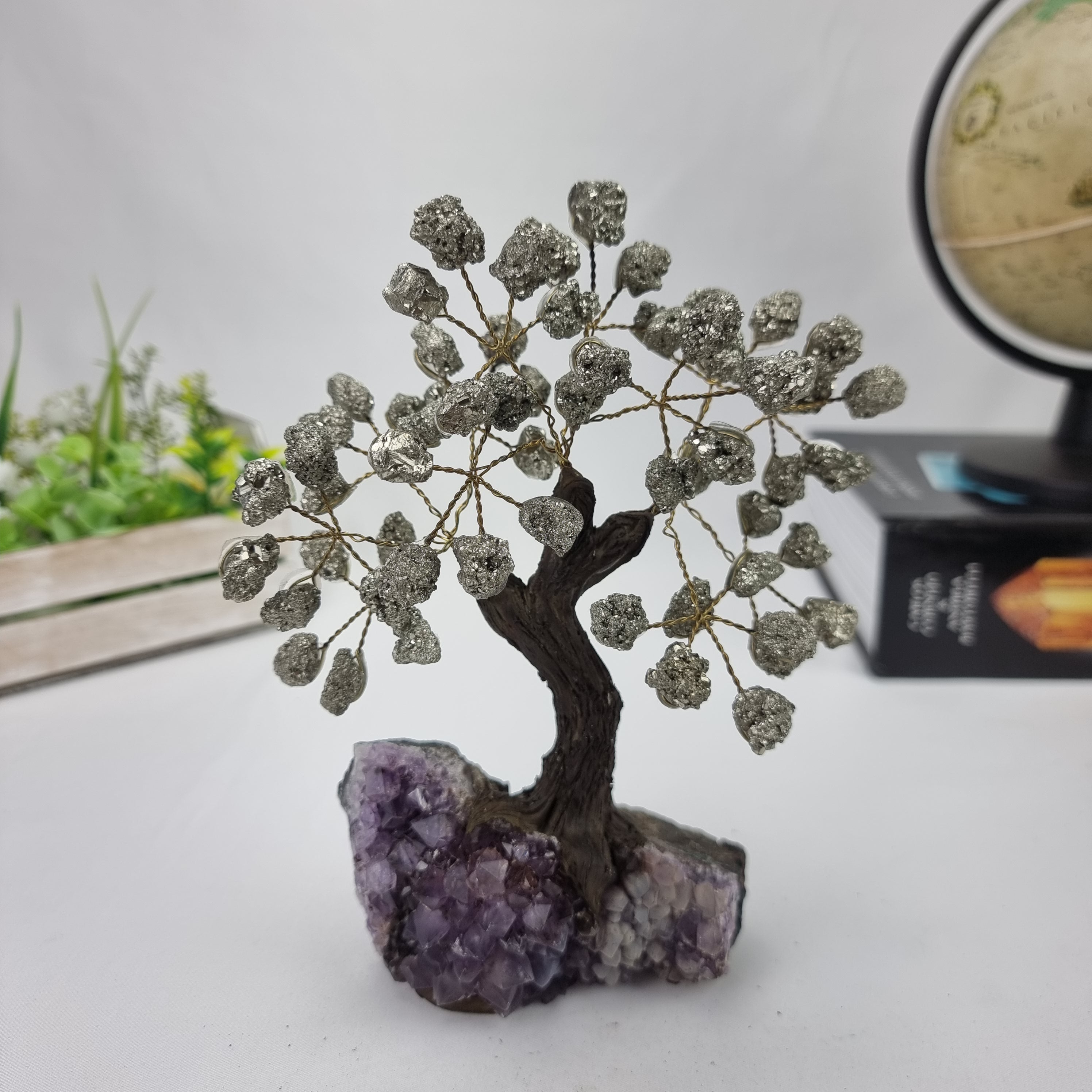 Árbol de piedras preciosas hecho a mano de amatista de 7 pulgadas de alto sobre una base de racimo de cristal, modelo de 60 gemas en total