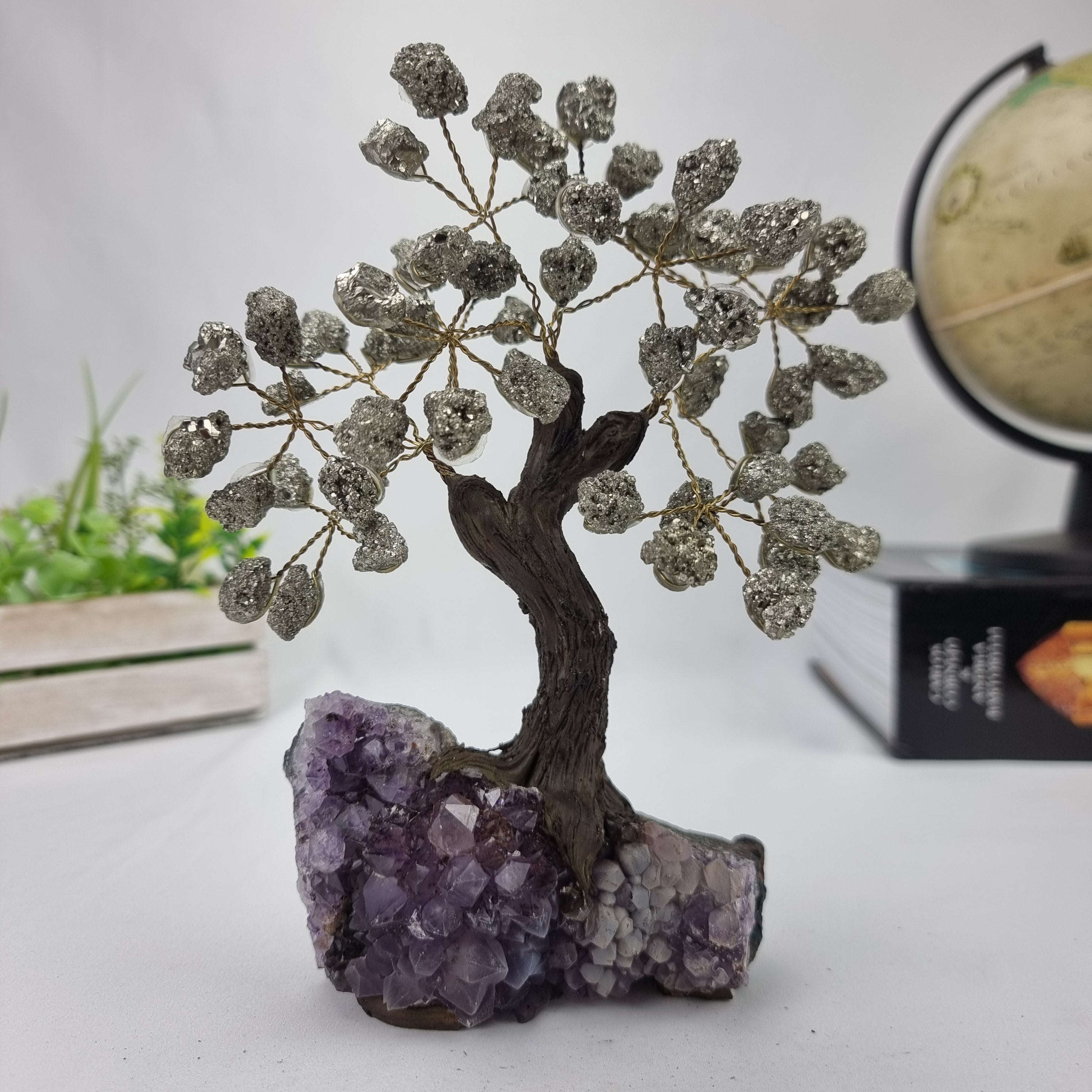 Árbol de piedras preciosas hecho a mano de amatista de 7 pulgadas de alto sobre una base de racimo de cristal, modelo de 60 gemas en total