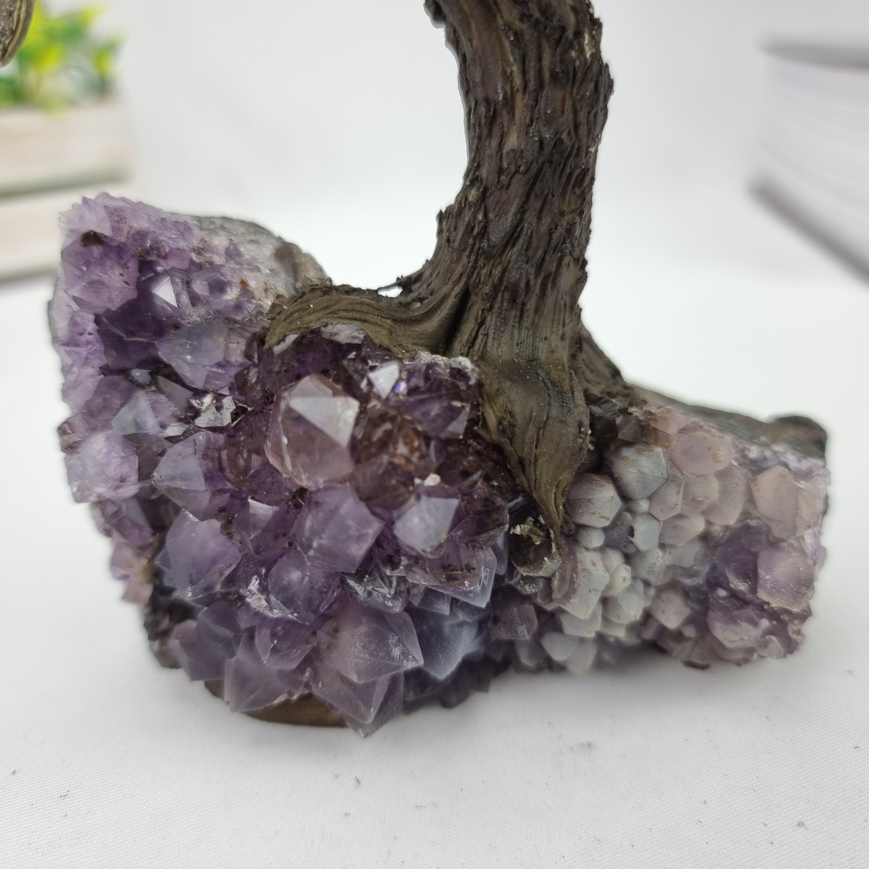 Árbol de piedras preciosas hecho a mano de amatista de 7 pulgadas de alto sobre una base de racimo de cristal, modelo de 60 gemas en total