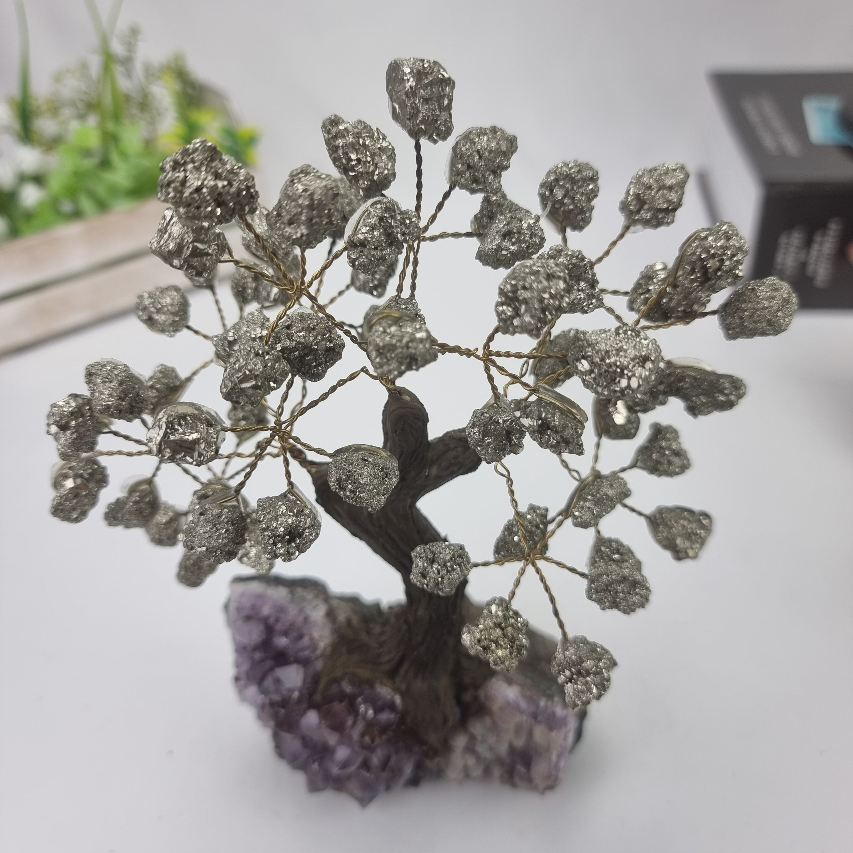 Árbol de piedras preciosas hecho a mano de amatista de 7 pulgadas de alto sobre una base de racimo de cristal, modelo de 60 gemas en total