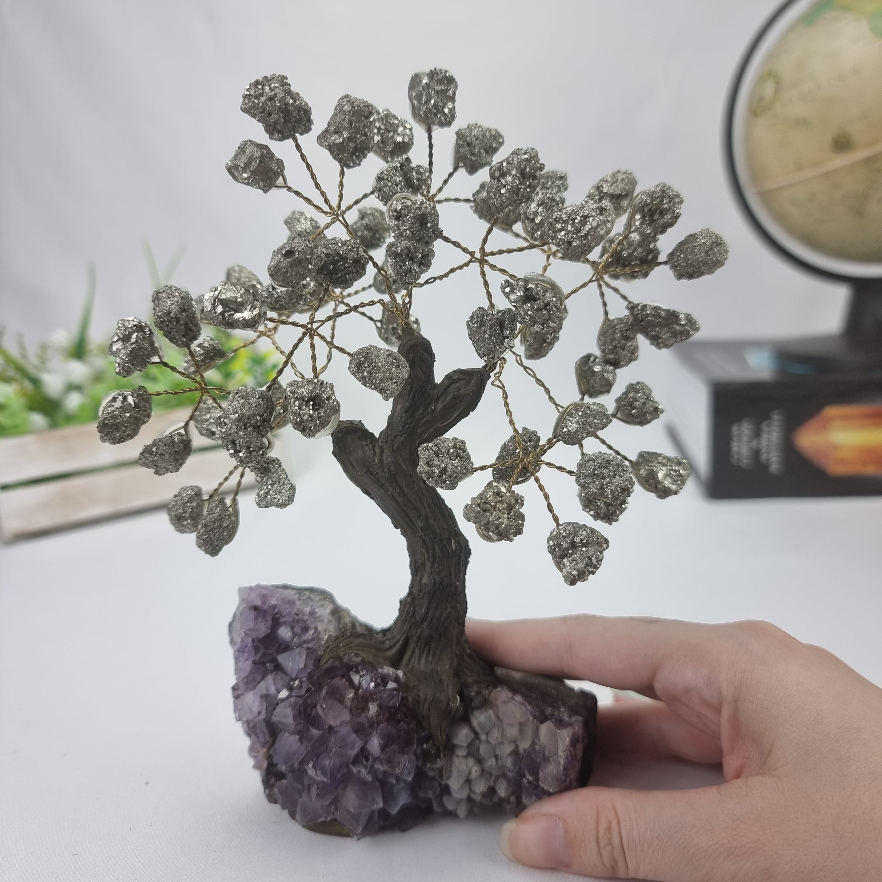 Árbol de piedras preciosas hecho a mano de amatista de 7 pulgadas de alto sobre una base de racimo de cristal, modelo de 60 gemas en total