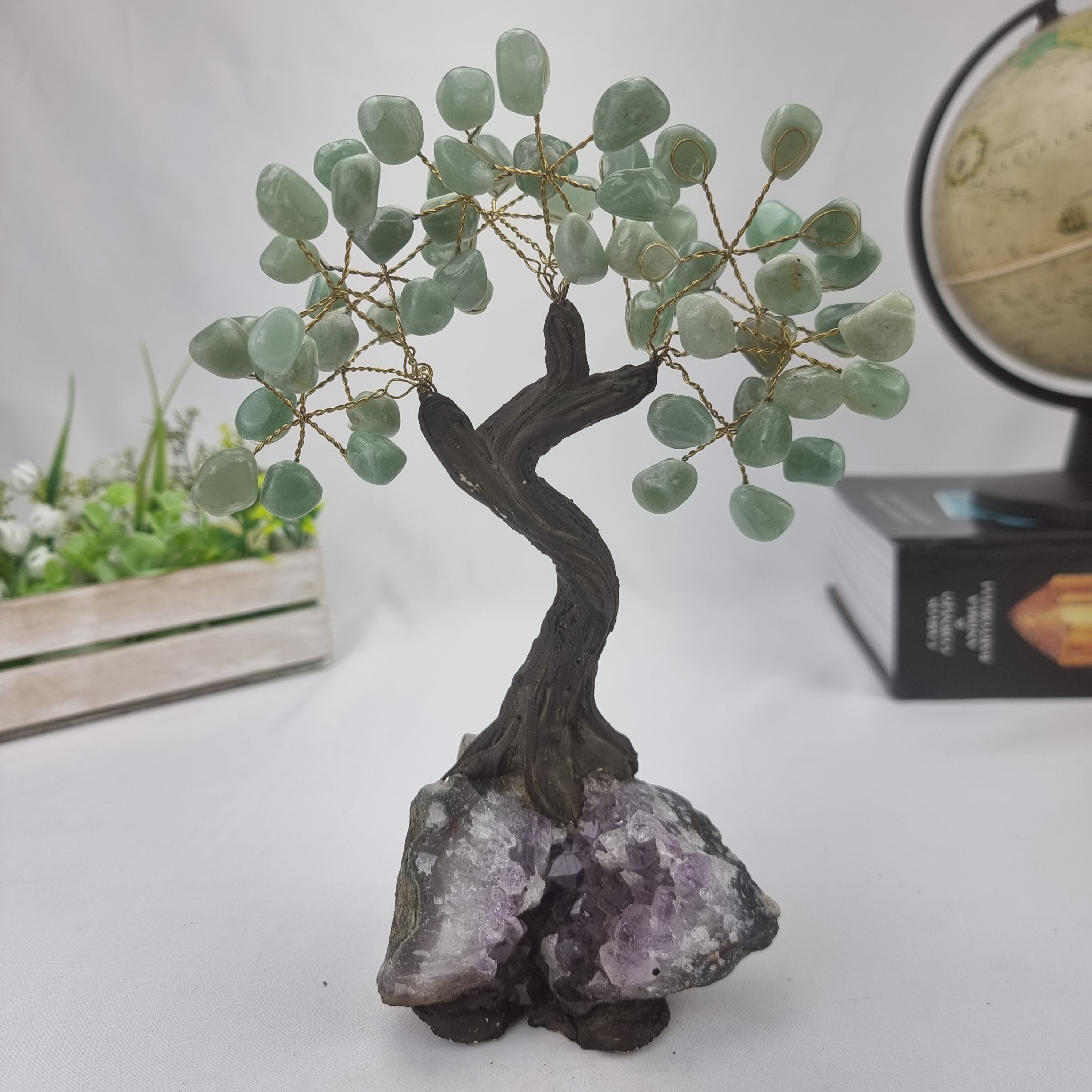 Árbol de piedras preciosas hecho a mano de amatista de 7 pulgadas de alto sobre una base de racimo de cristal, modelo de 60 gemas en total