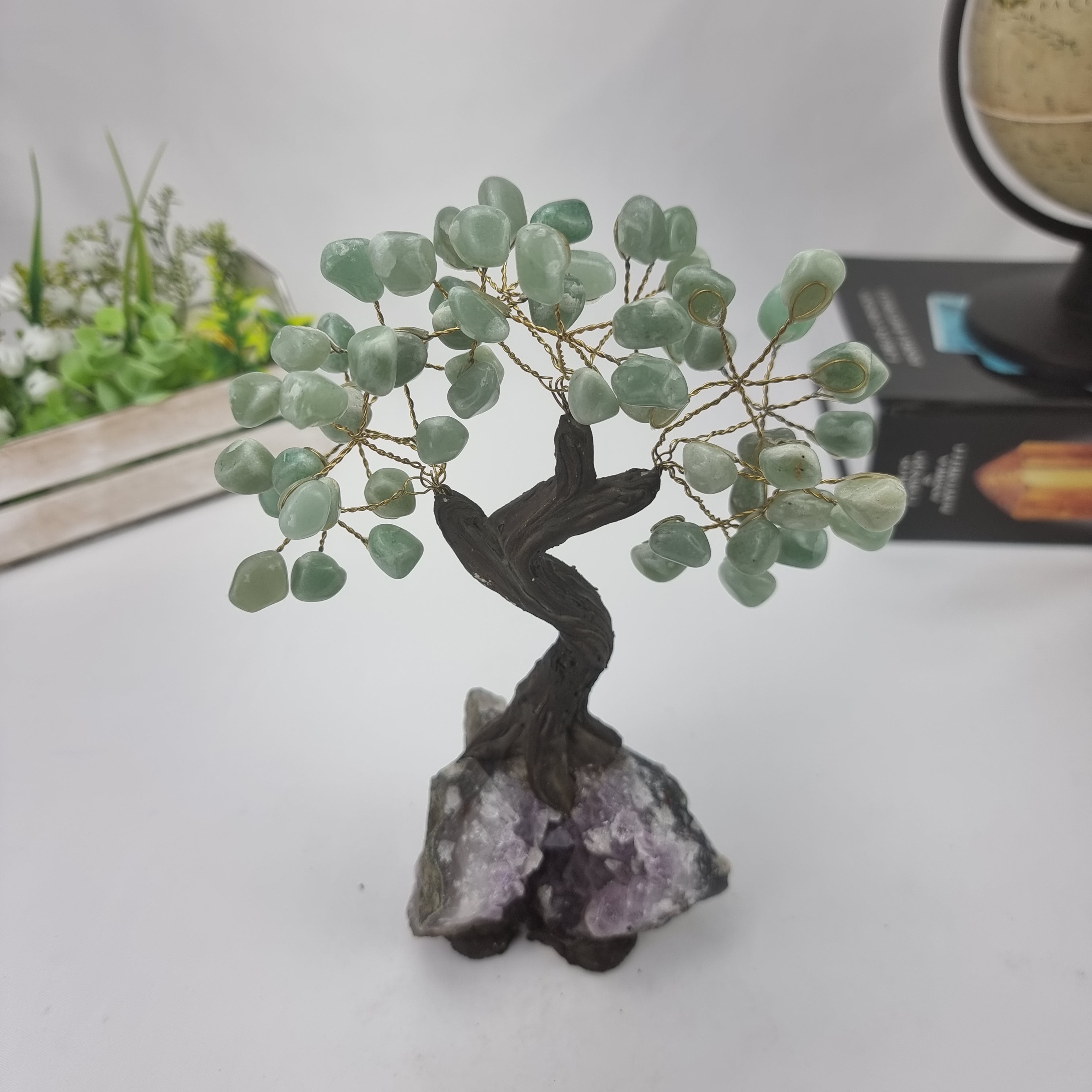 Árbol de piedras preciosas hecho a mano de amatista de 7 pulgadas de alto sobre una base de racimo de cristal, modelo de 60 gemas en total