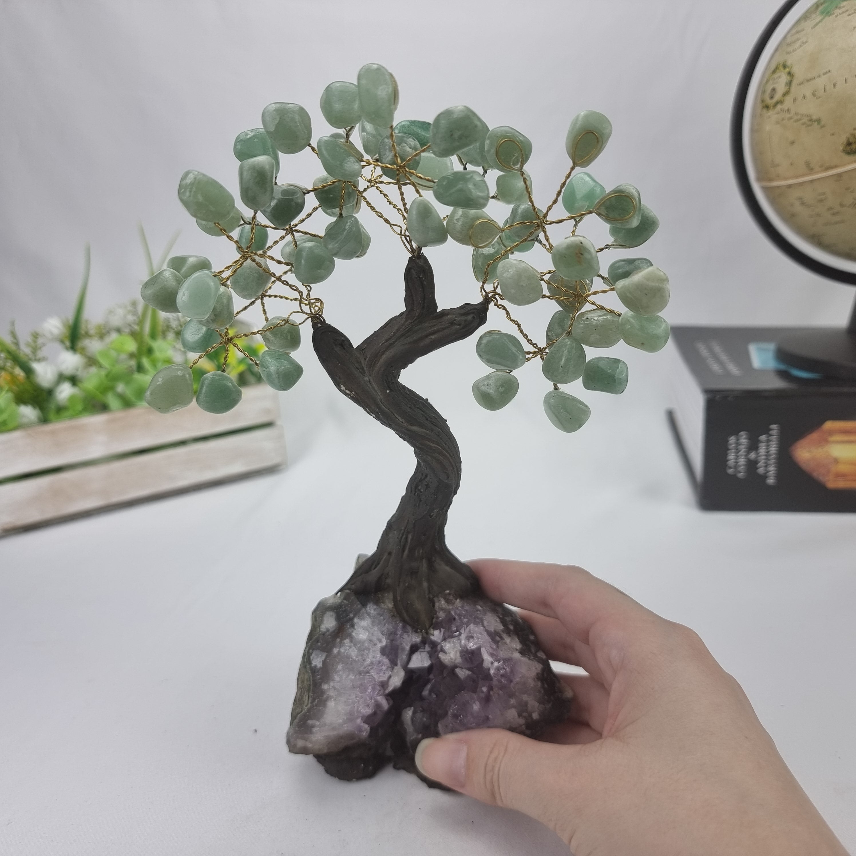 Árbol de piedras preciosas hecho a mano de amatista de 7 pulgadas de alto sobre una base de racimo de cristal, modelo de 60 gemas en total