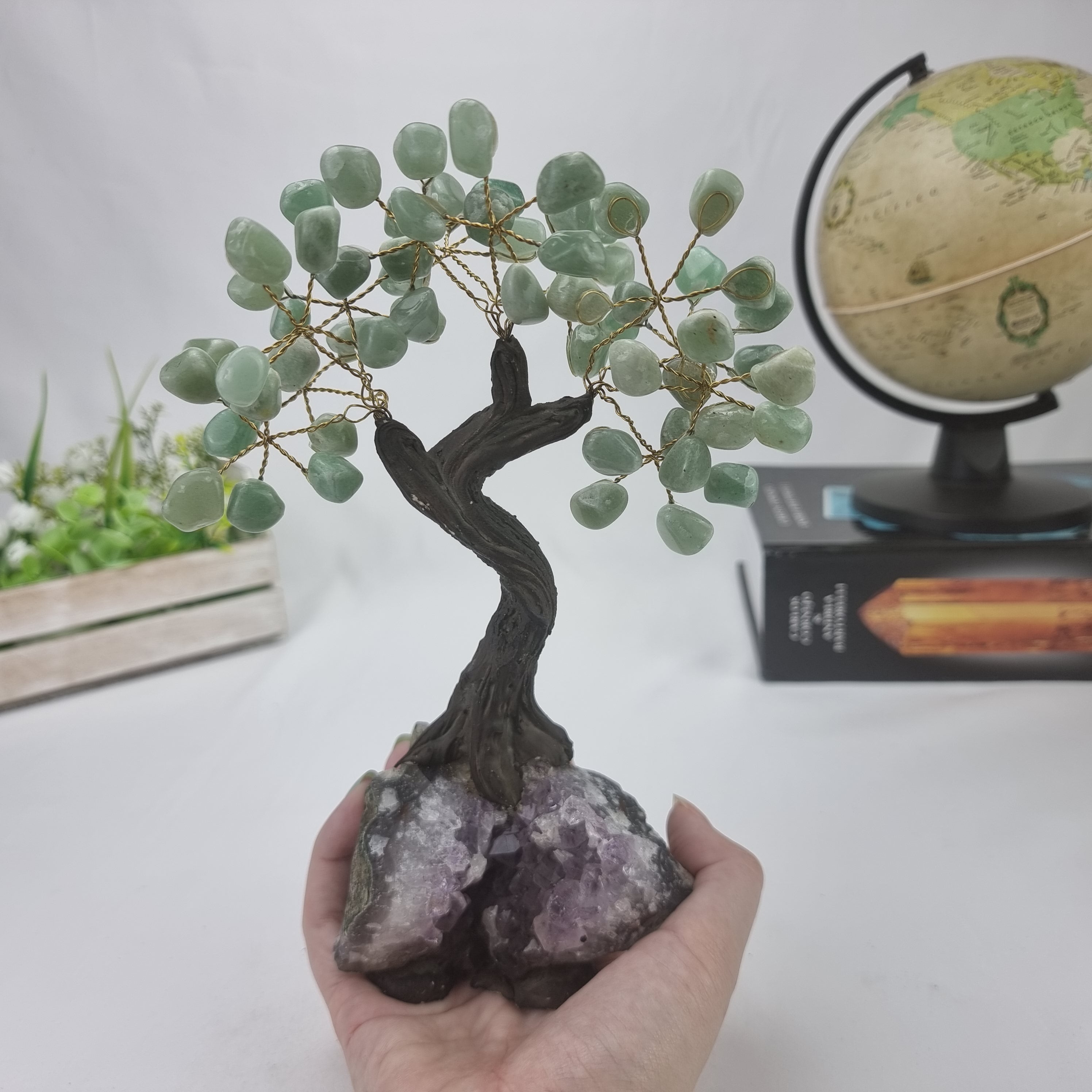 Árbol de piedras preciosas hecho a mano de amatista de 7 pulgadas de alto sobre una base de racimo de cristal, modelo de 60 gemas en total