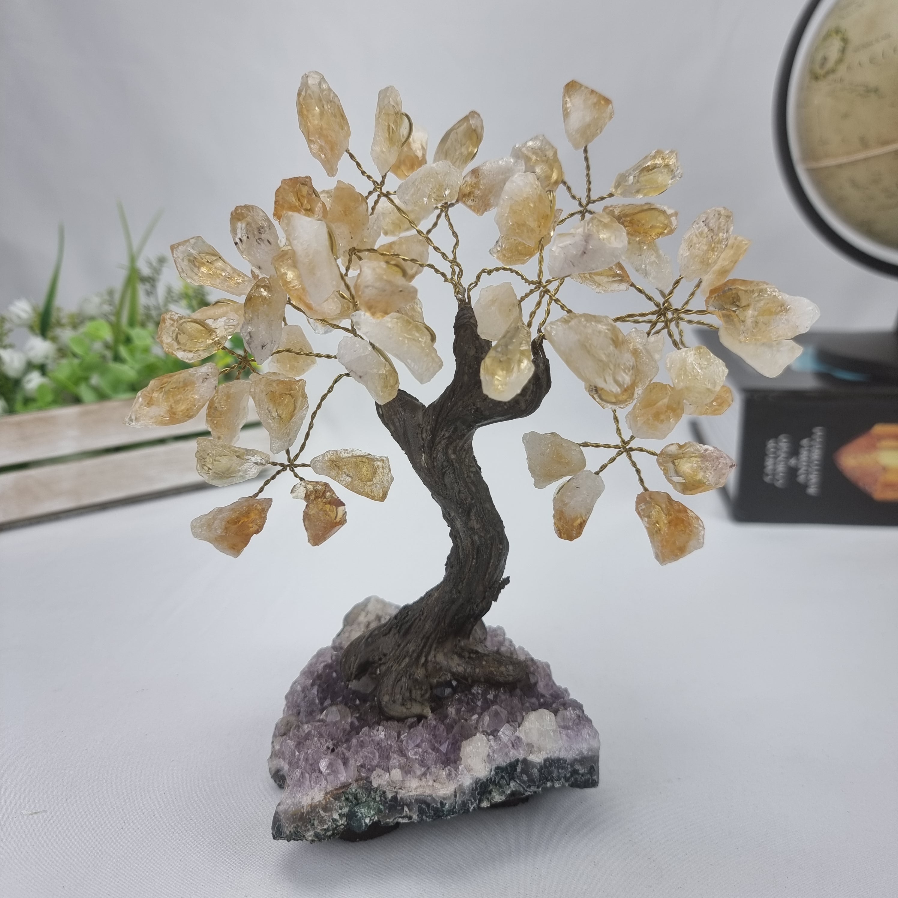 Árbol de piedras preciosas hecho a mano de amatista de 7 pulgadas de alto sobre una base de racimo de cristal, modelo de 60 gemas en total