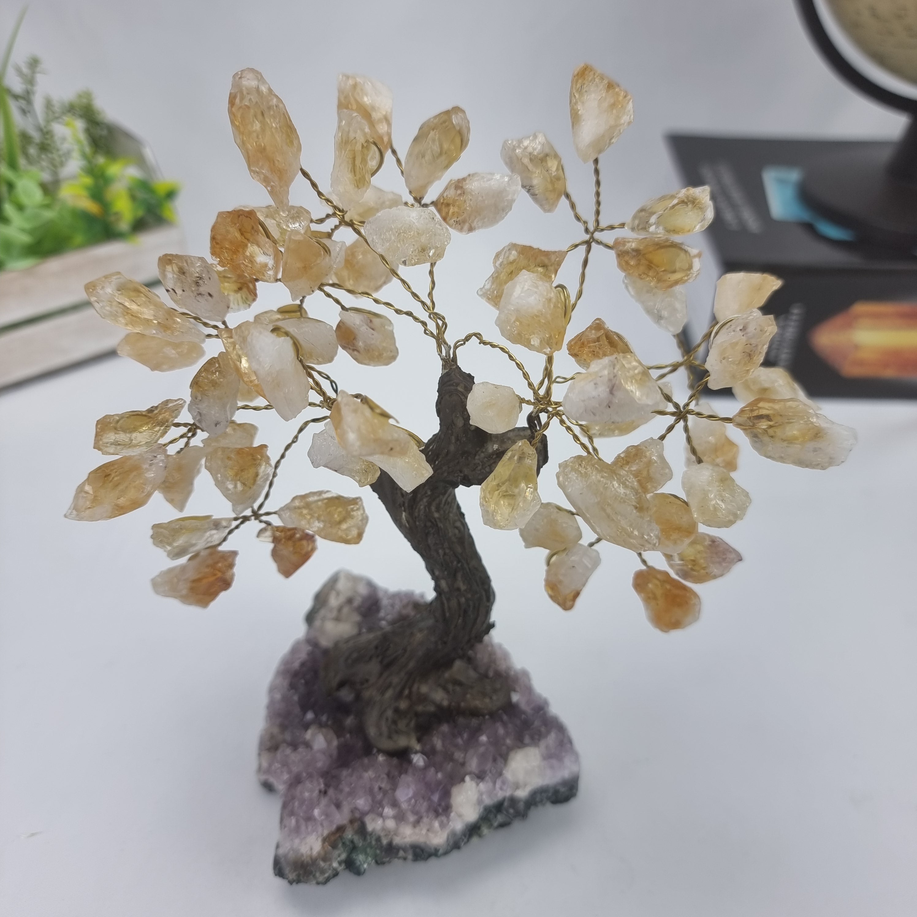 Árbol de piedras preciosas hecho a mano de amatista de 7 pulgadas de alto sobre una base de racimo de cristal, modelo de 60 gemas en total