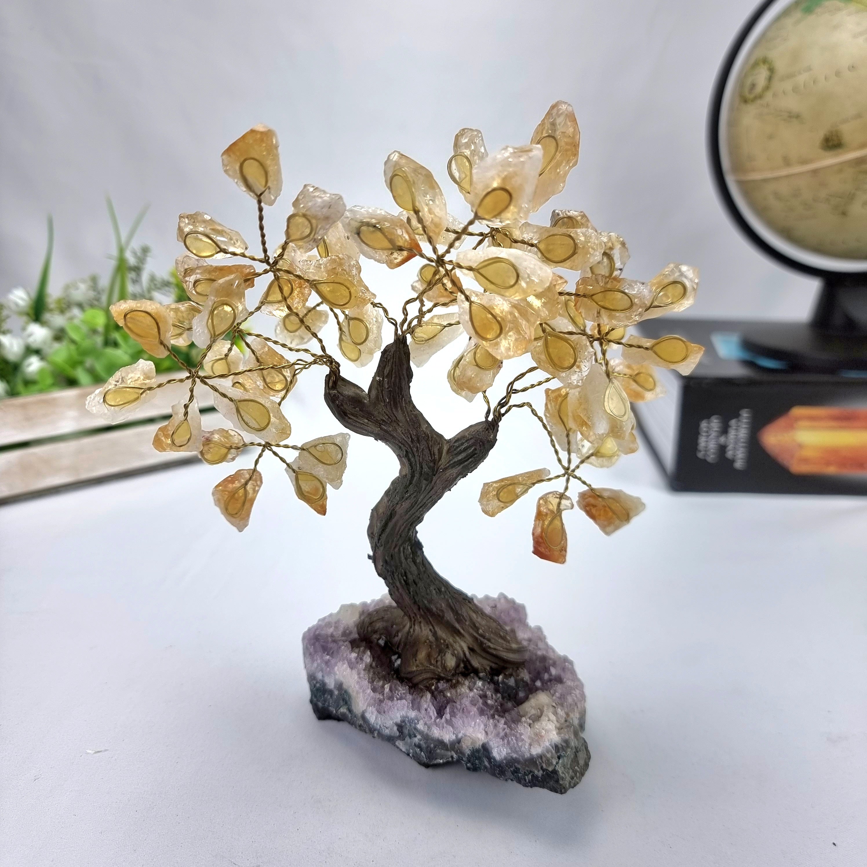 Árbol de piedras preciosas hecho a mano de amatista de 7 pulgadas de alto sobre una base de racimo de cristal, modelo de 60 gemas en total