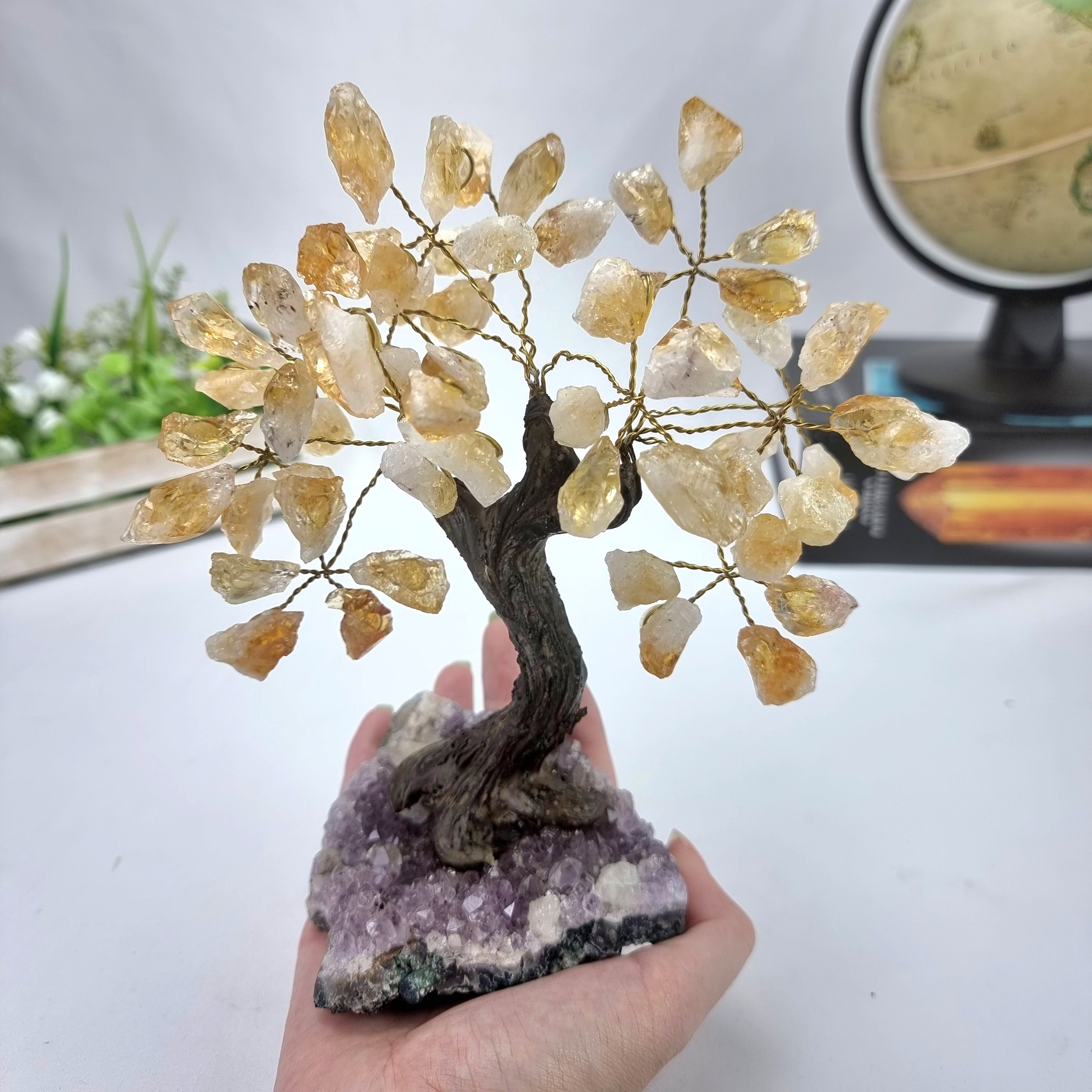 Árbol de piedras preciosas hecho a mano de amatista de 7 pulgadas de alto sobre una base de racimo de cristal, modelo de 60 gemas en total