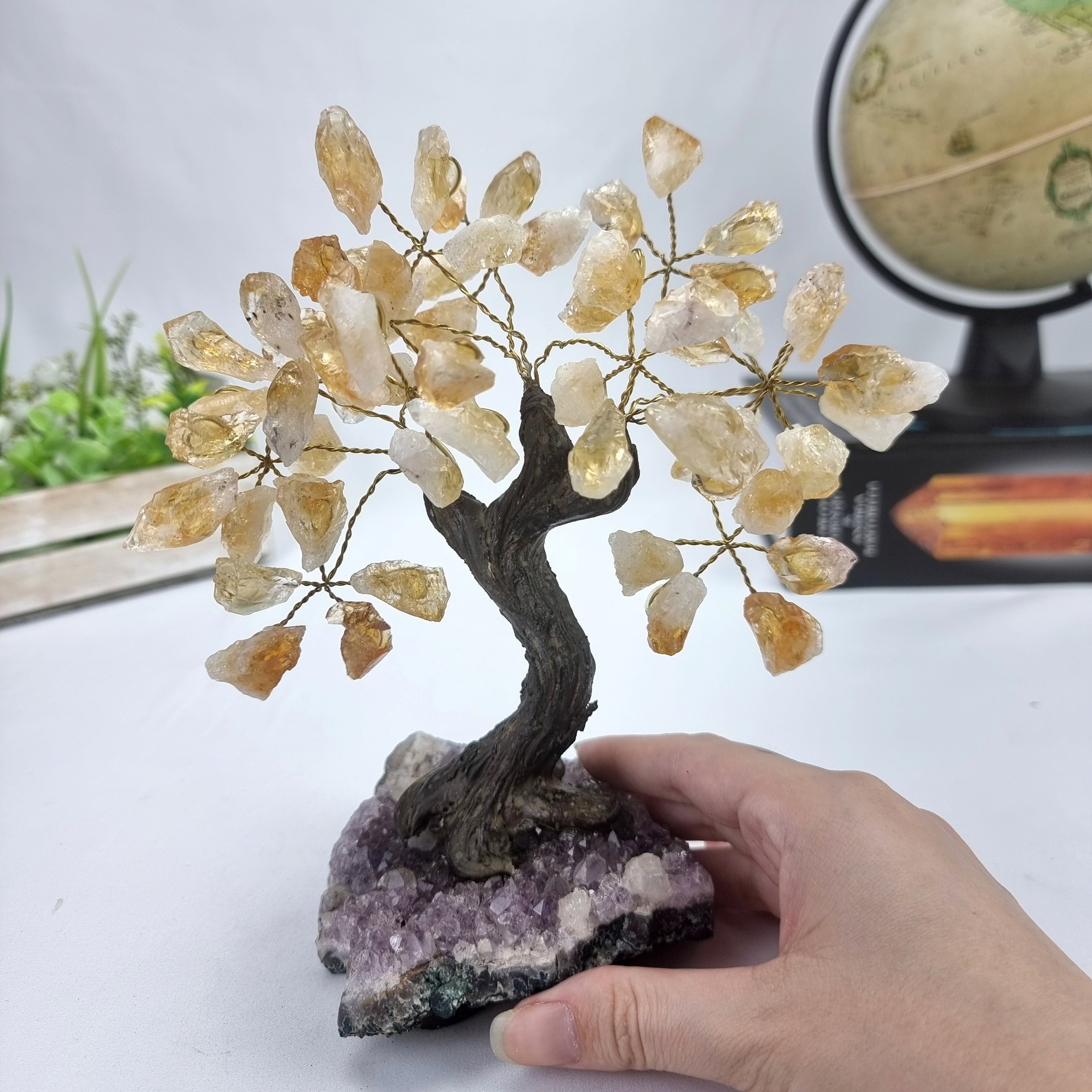 Árbol de piedras preciosas hecho a mano de amatista de 7 pulgadas de alto sobre una base de racimo de cristal, modelo de 60 gemas en total