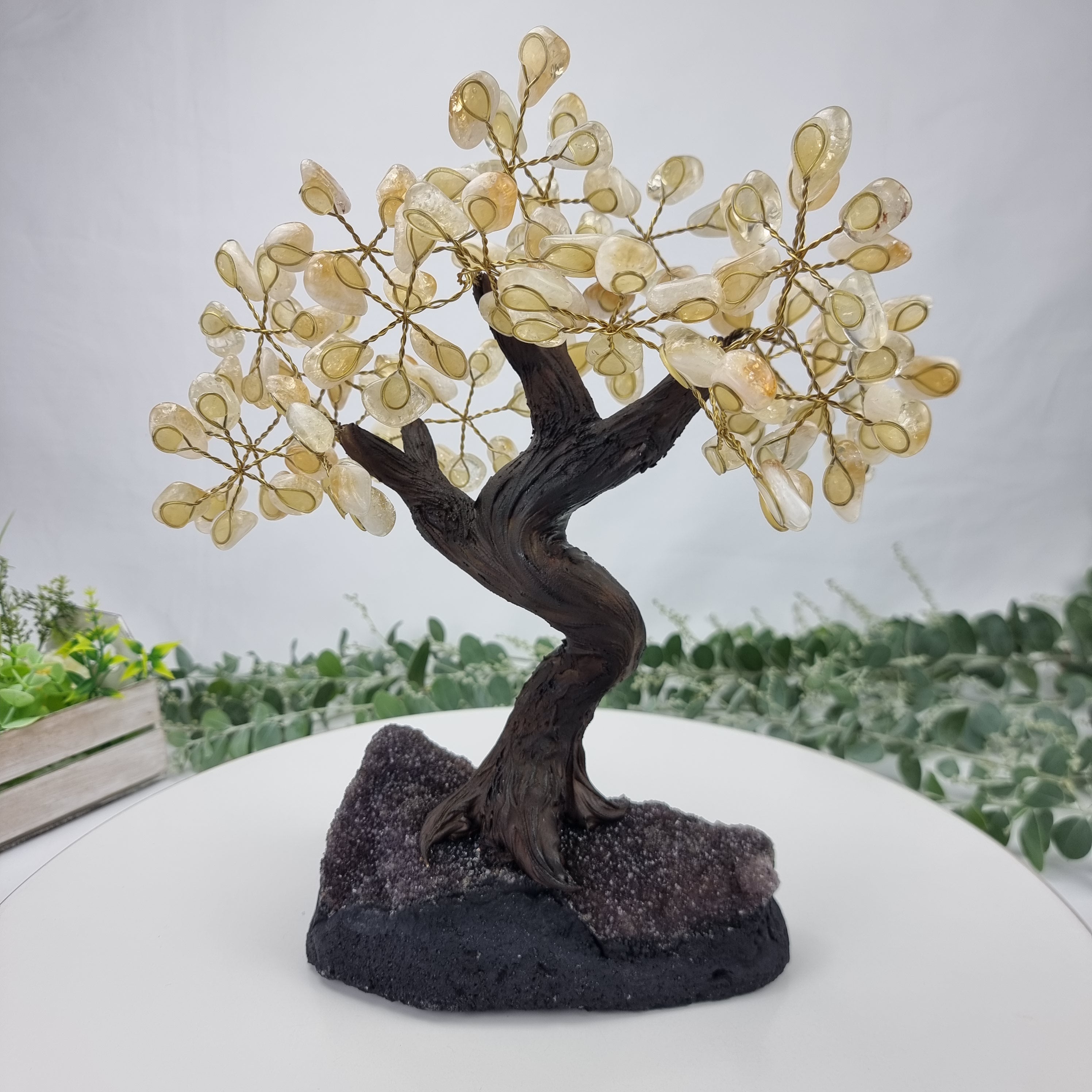 Árbol de piedras preciosas hecho a mano de amatista de 7 pulgadas de alto sobre una base de racimo de cristal, modelo de 60 gemas en total