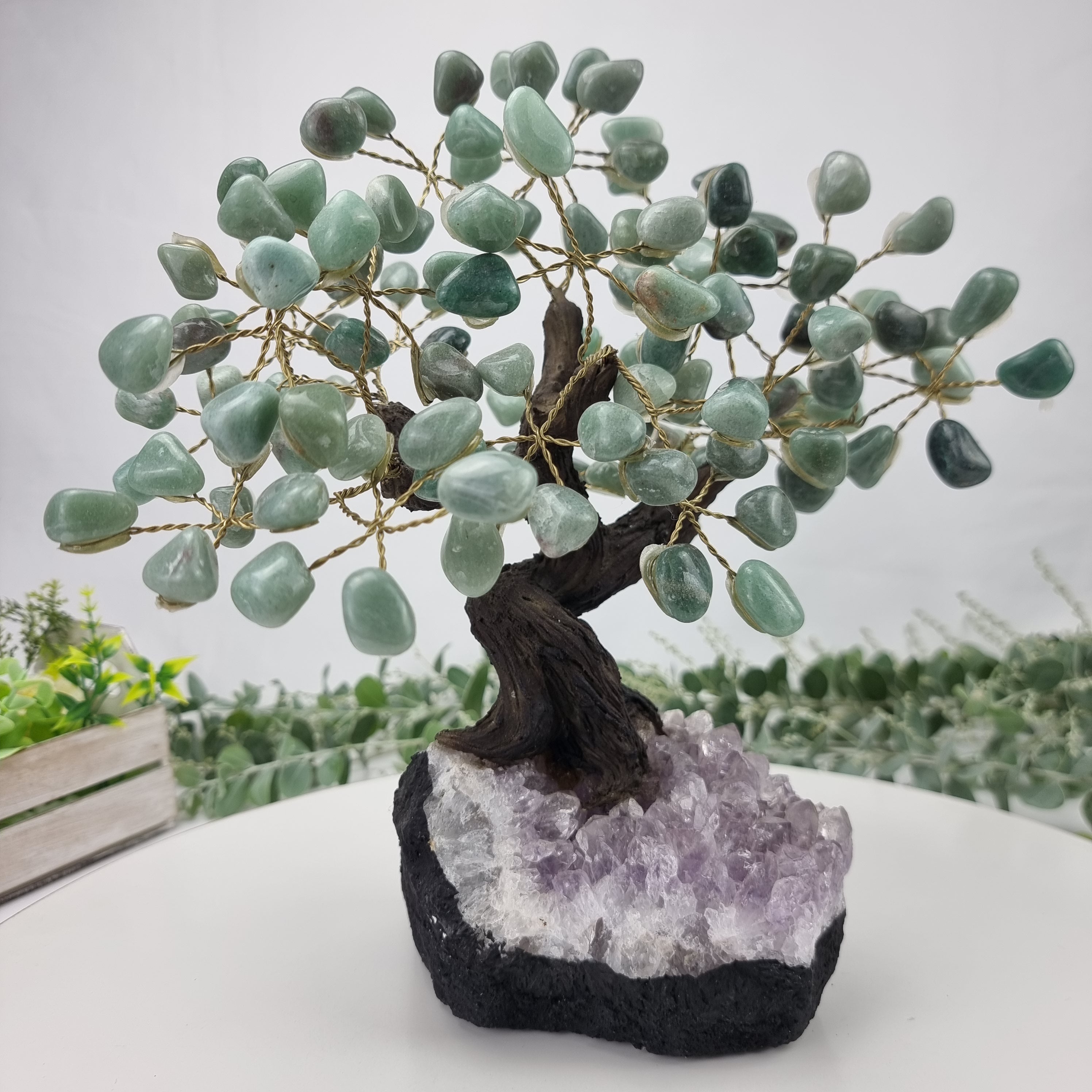 Árbol de piedras preciosas hecho a mano de amatista de 7 pulgadas de alto sobre una base de racimo de cristal, modelo de 60 gemas en total