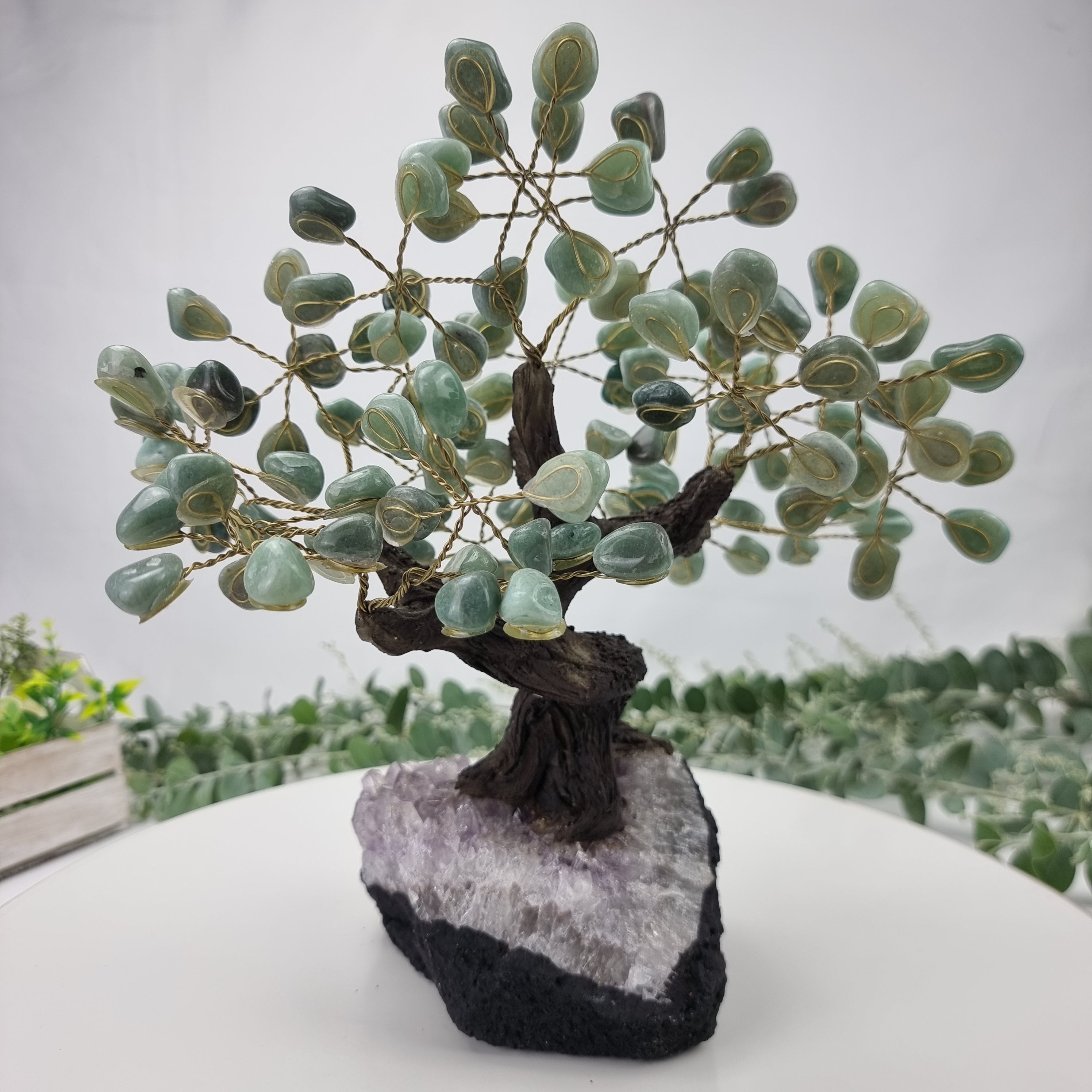 Árbol de piedras preciosas hecho a mano de amatista de 7 pulgadas de alto sobre una base de racimo de cristal, modelo de 60 gemas en total