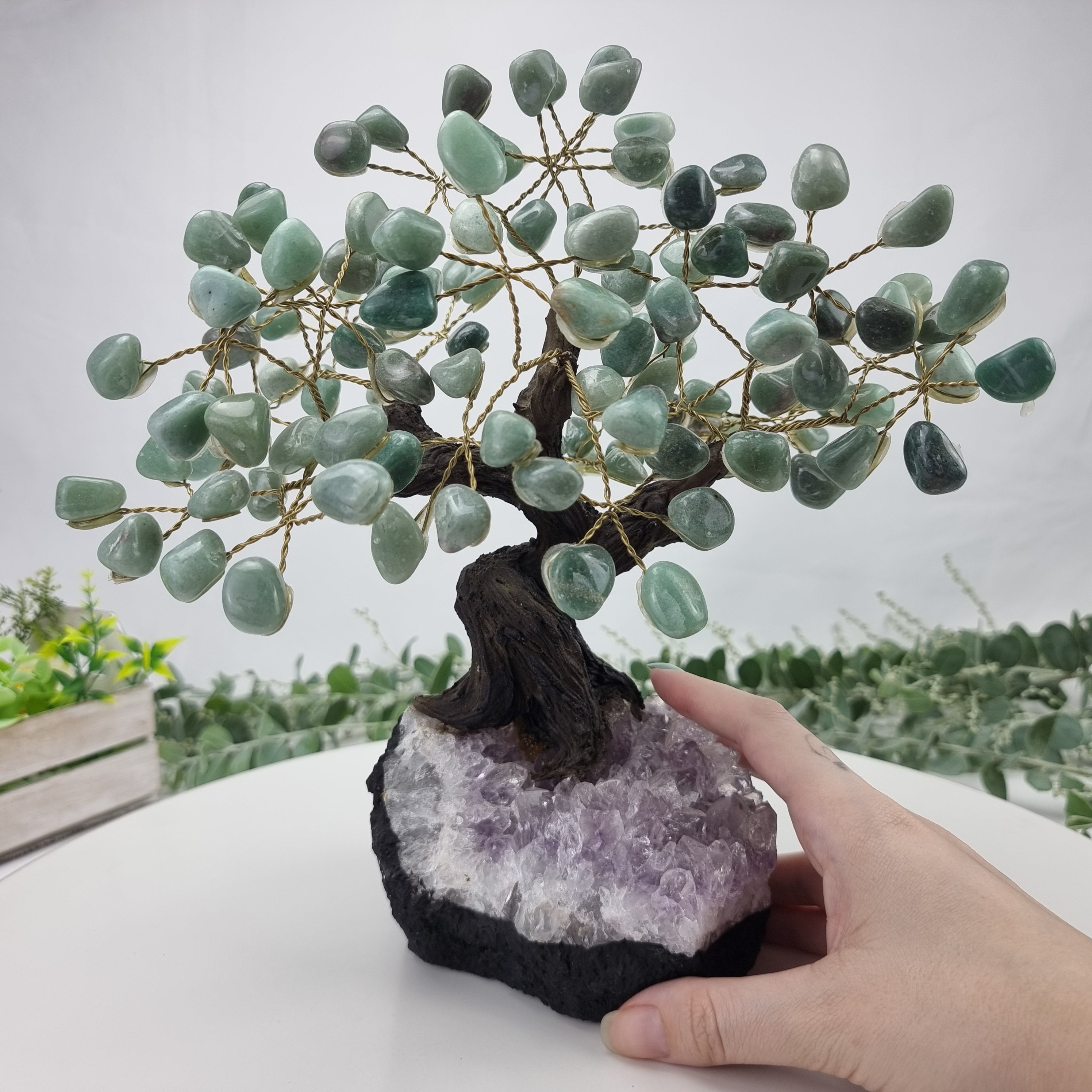 Árbol de piedras preciosas hecho a mano de amatista de 7 pulgadas de alto sobre una base de racimo de cristal, modelo de 60 gemas en total